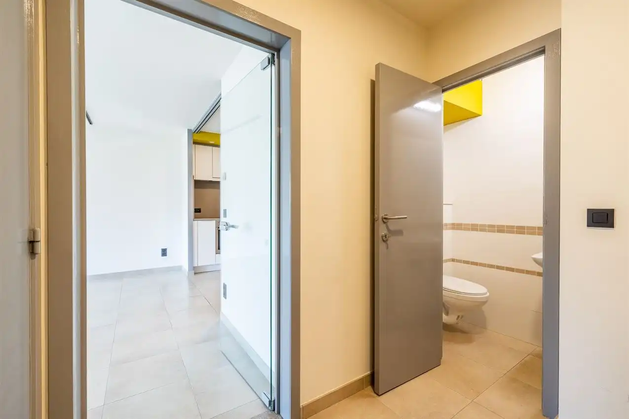 Vernieuwd app, twee slaapkamers, terras en garage foto 12