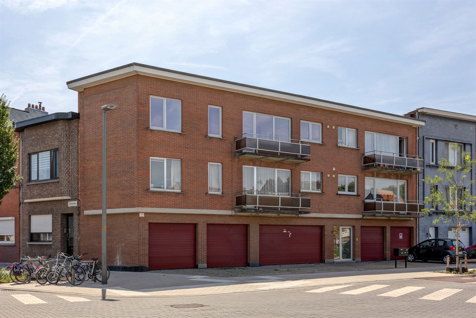 Licht en ruim appartement met 2 slpks en terrasje op centrale locatie foto {{pictureIndex}}