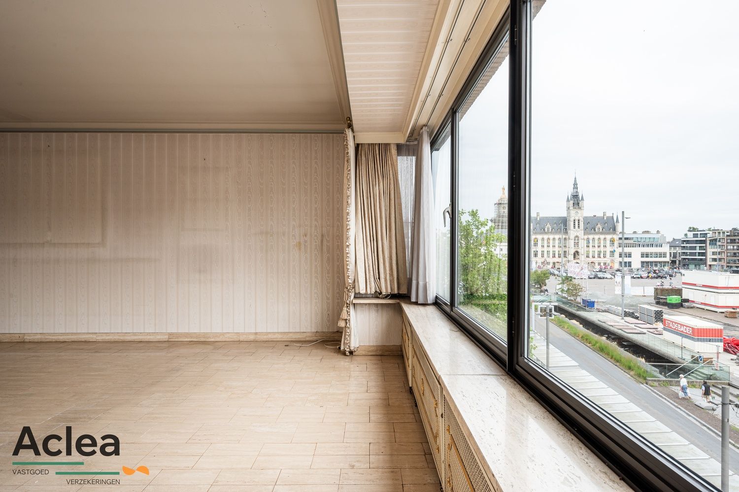 Op te frissen appartement met zicht op de markt van Sint-Niklaas foto 2