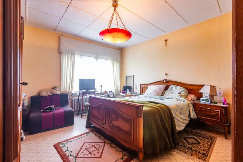 Landelijk gelegen, volledig te renoveren halfopen woning op 1823m². foto 12