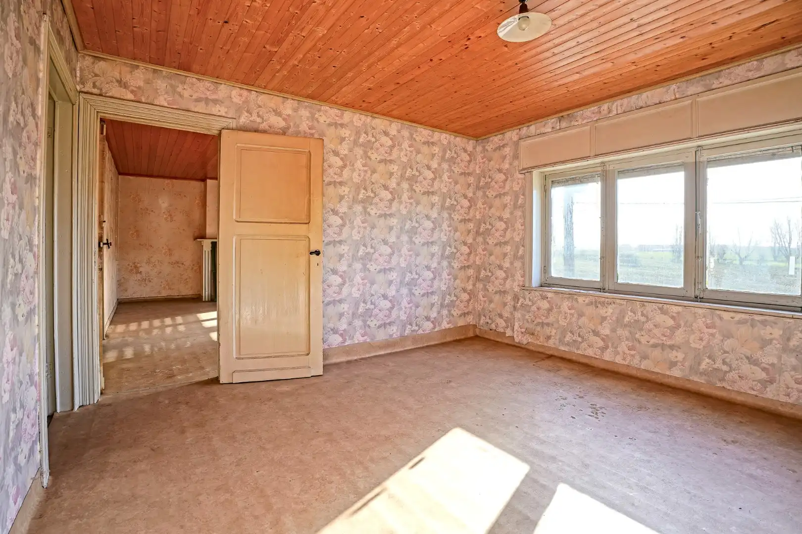 Te renoveren woning met 5 slaapkamers op 8.102 m²  te Diksmuide! foto 3