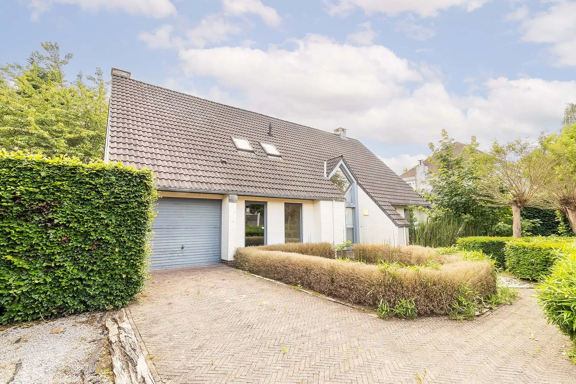 Vrijstaande ruime woning in Hove met 5 slaapkamers foto {{pictureIndex}}