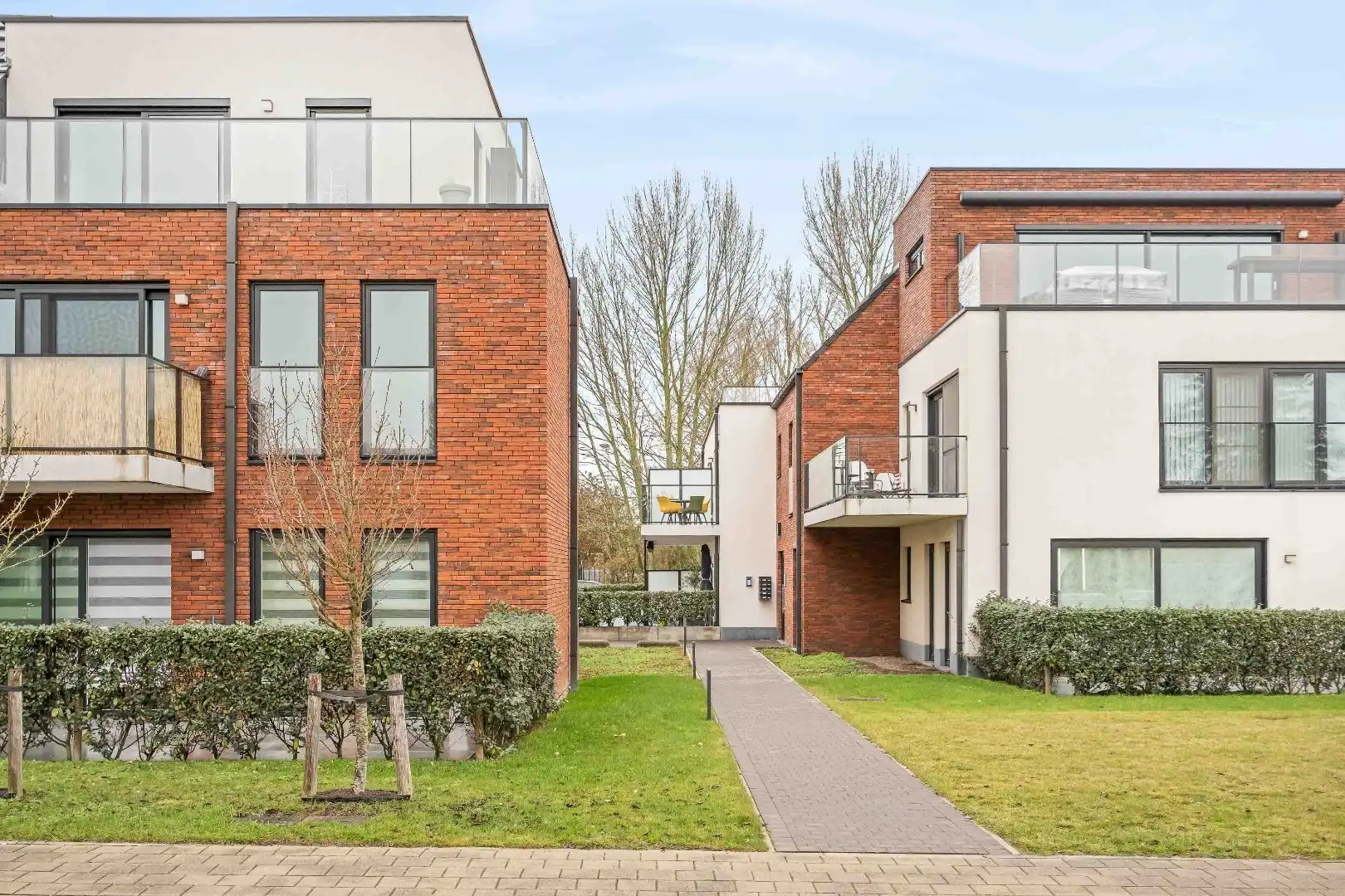 Recent, instapklaar appartement met 2 slaapkamers en ondergrondse staanplaats in Wevelgem foto {{pictureIndex}}