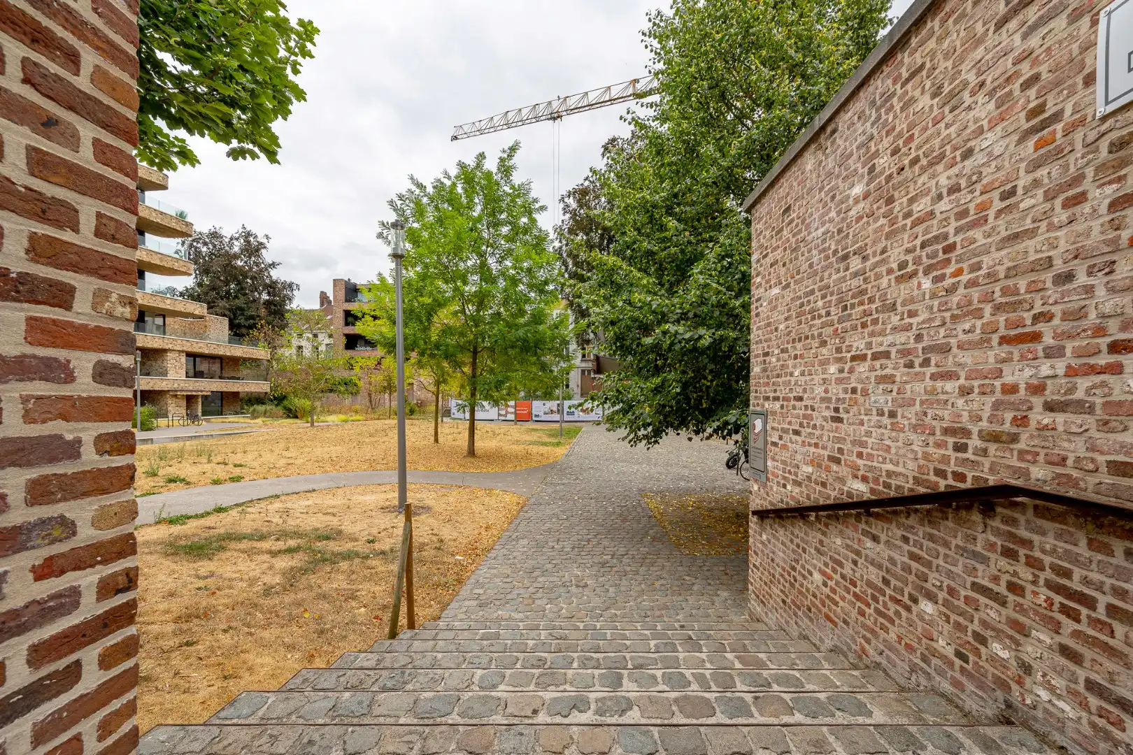 Recent, instapklaar appartement met overdekte staanplaats aan de Broeltorens in Kortrijk foto 14