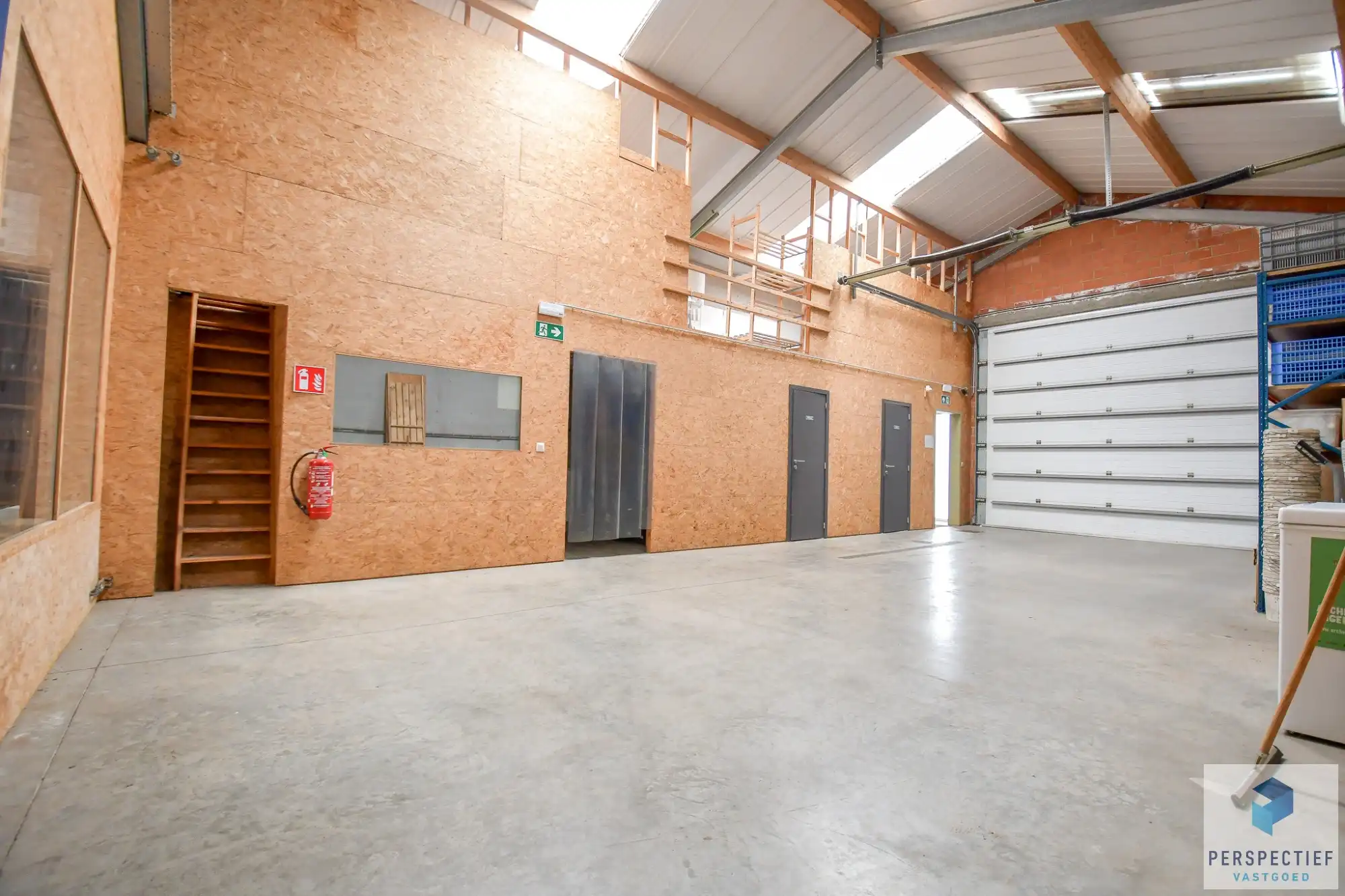 Ruime loods met kantoor ruimte (249m²) te Maldegem foto 2
