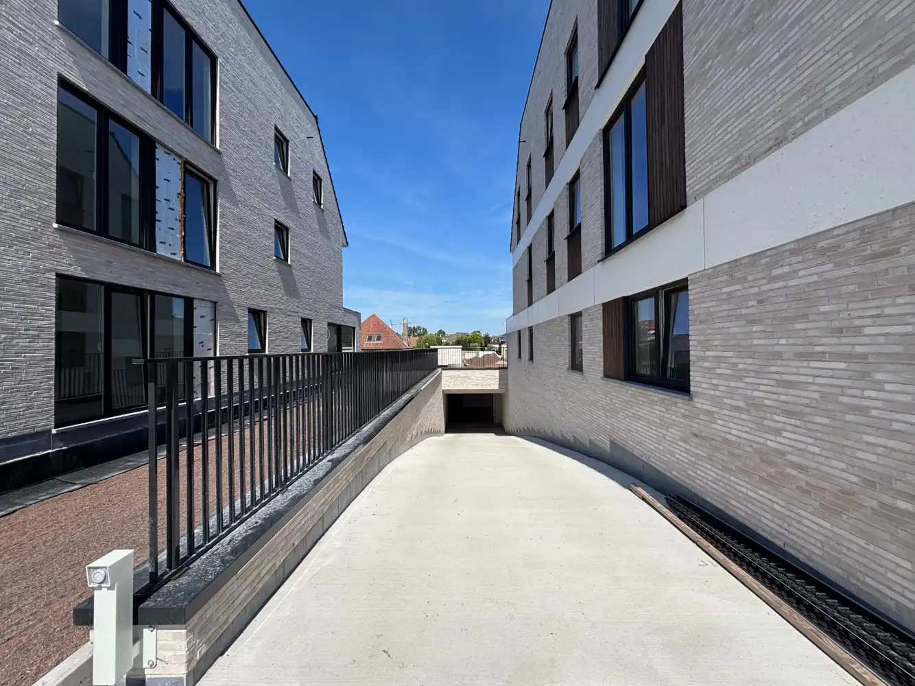 Uiterst ruime garagebox te koop - 78 m2 - goed voor 4 voertuigen foto 2