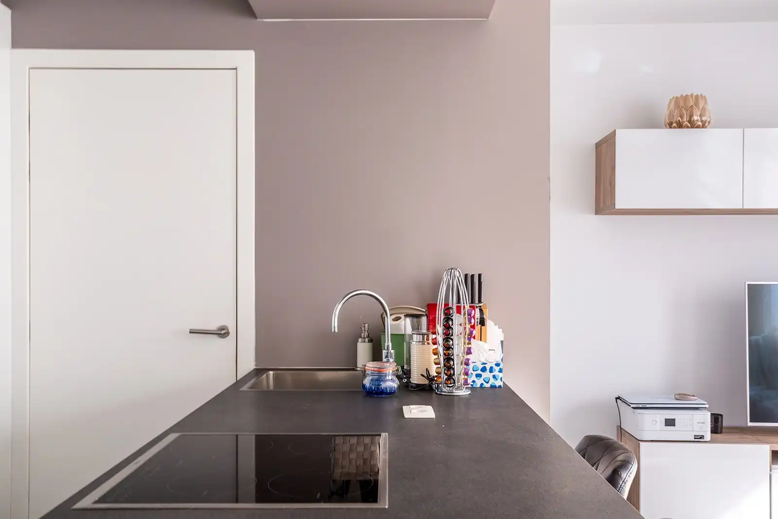 Slim wonen of zorgeloos investeren – stijlvolle nieuwbouwstudio met terras in Boechout foto 13