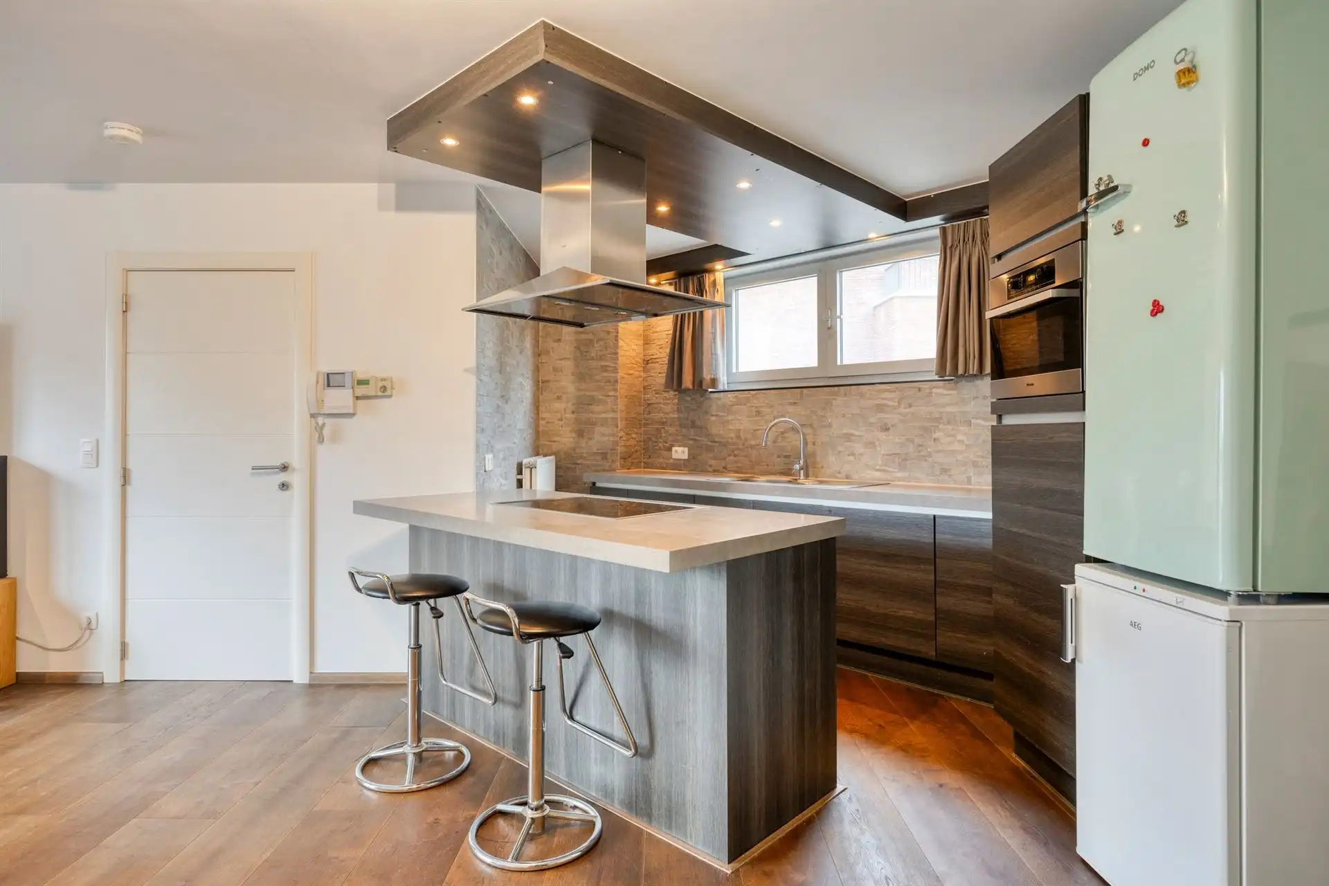 Instapklaar appartement met ruim terras én autostaanplaats! foto {{pictureIndex}}