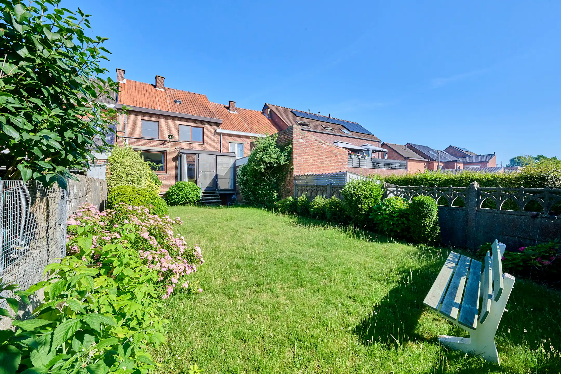 Goed onderhouden rijwoning op toplocatie met parking foto 14