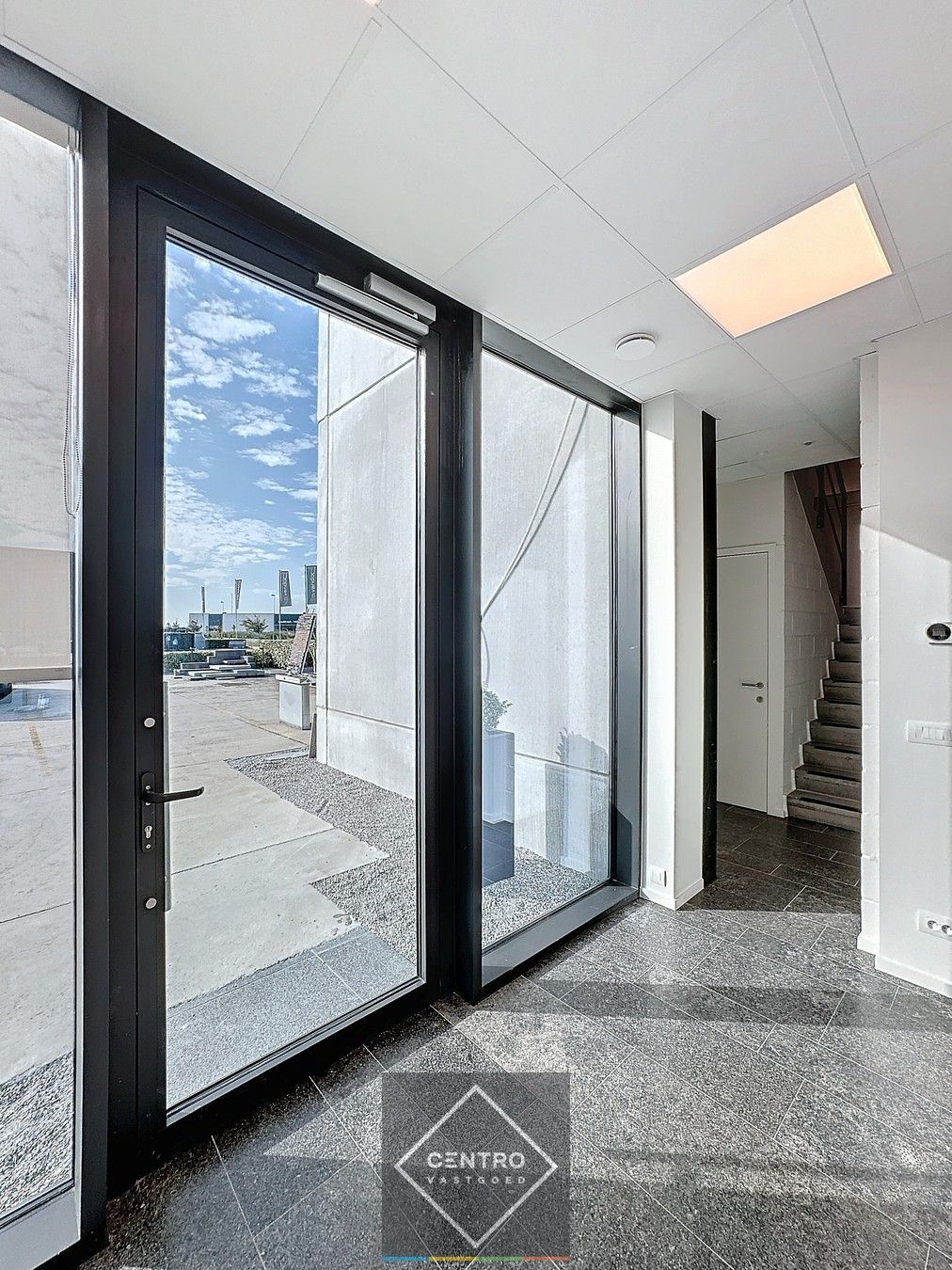 Splinternieuwe (° 2023) PLUG & PLAY kantoorruimte (38m²) met alle randaccommodatie te Oostende (naast de afrit "Zandvoorde". foto 9