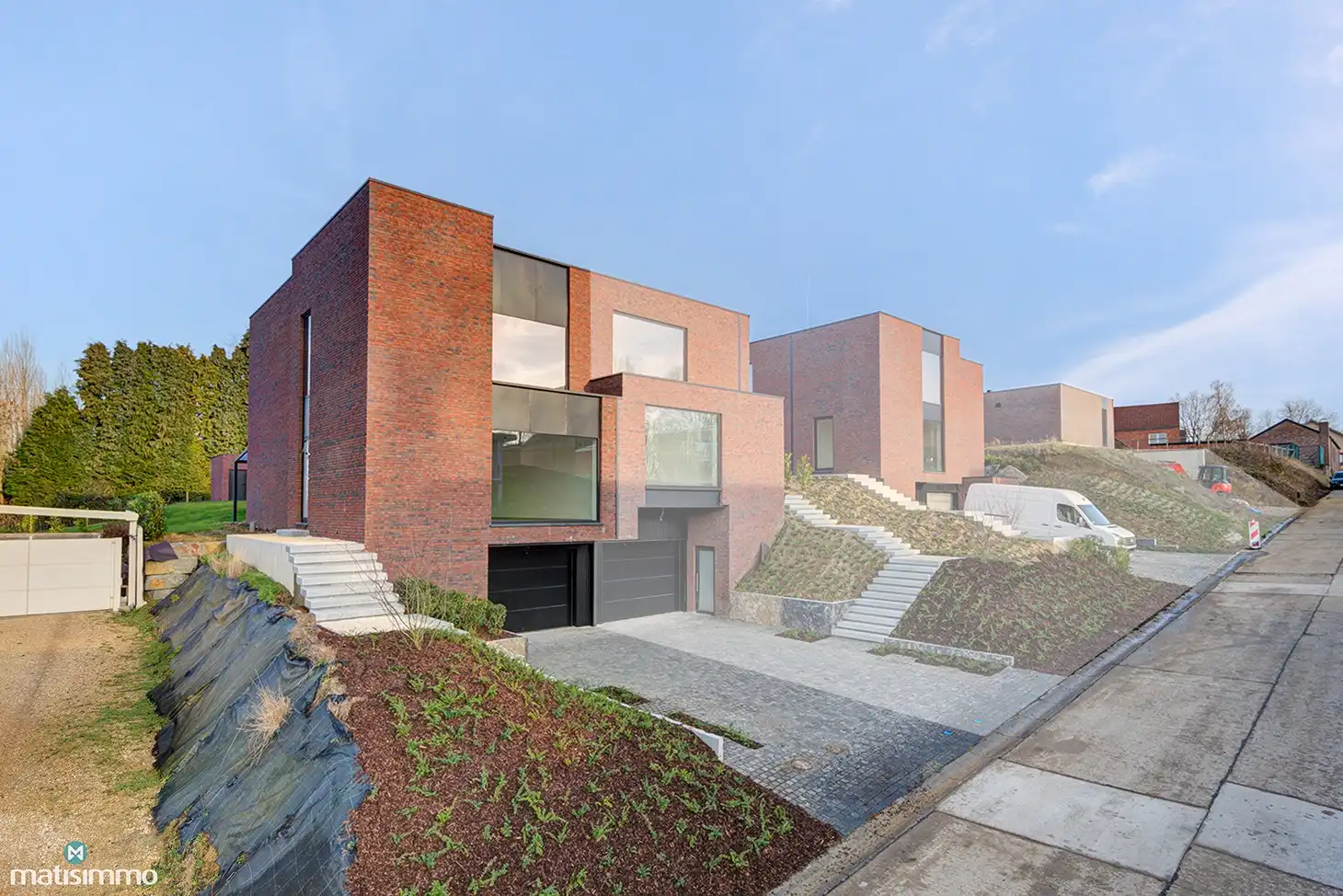VOLLEDIG AFGEWERKTE EN GESCHILDERDE NIEUWBOUWWONING (EPB E10) MET 3 SLAAPKAMERS, OVERDEKT TERRAS, 2 GARAGES, KELDER EN AANGELEGDE TUIN IN WERM foto 2