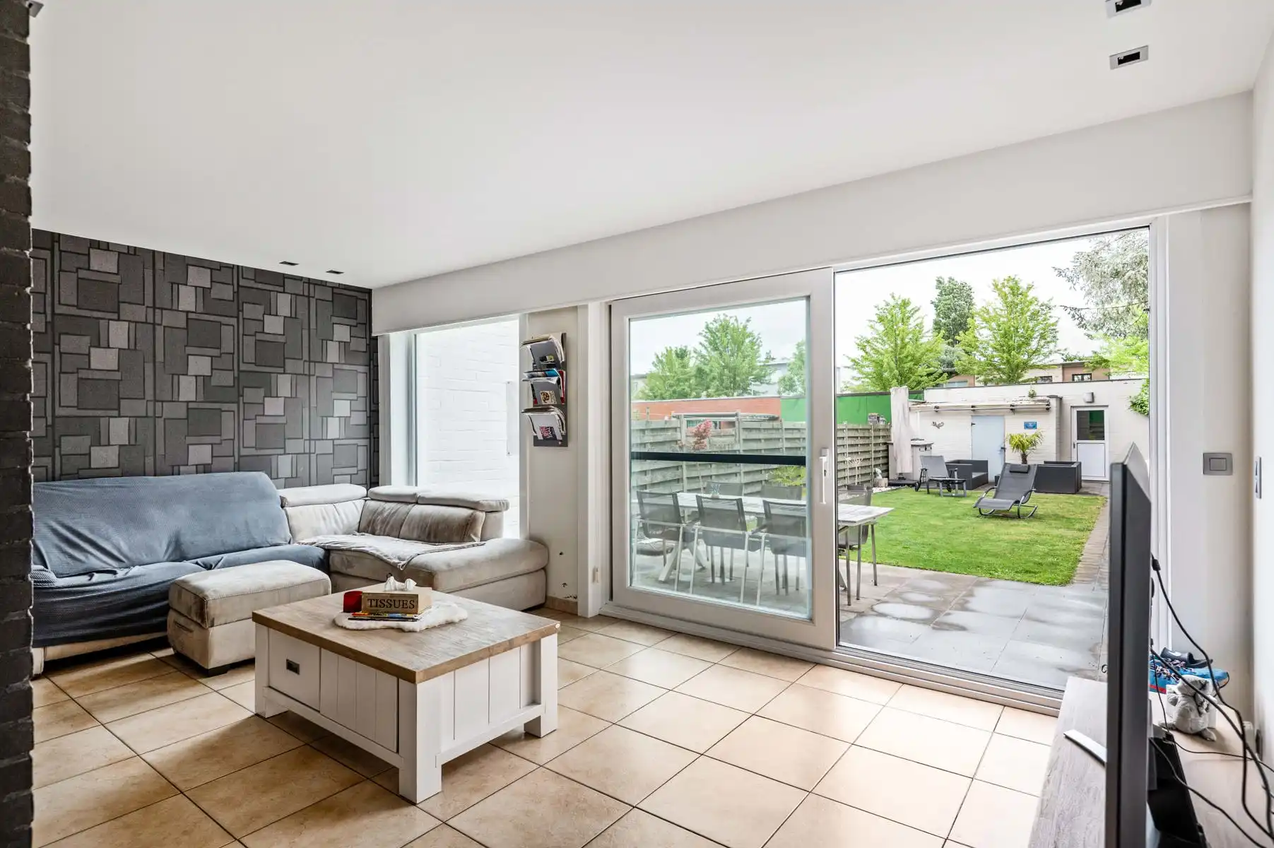 Gelijkvloers wonen met twee achterliggende garageboxen + oprit foto 8