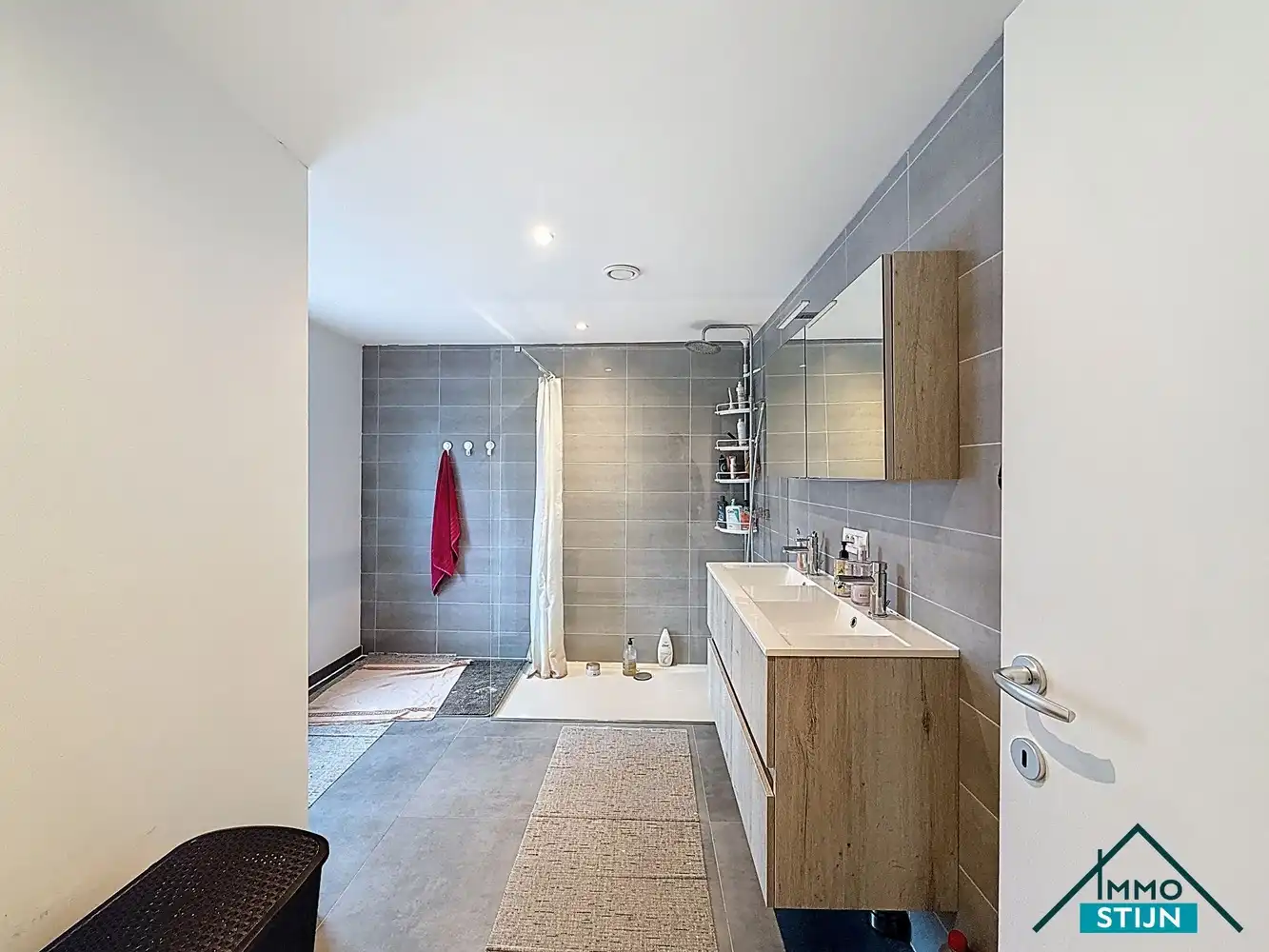Recente duplex met drie slaapkamers en een garage foto 8