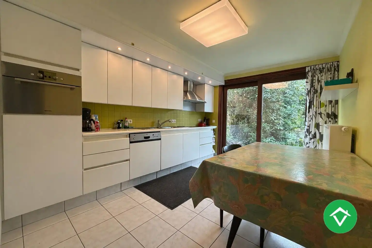 Stevige rijwoning met 4 slaapkamers, tuin en garage te Roeselare foto 8