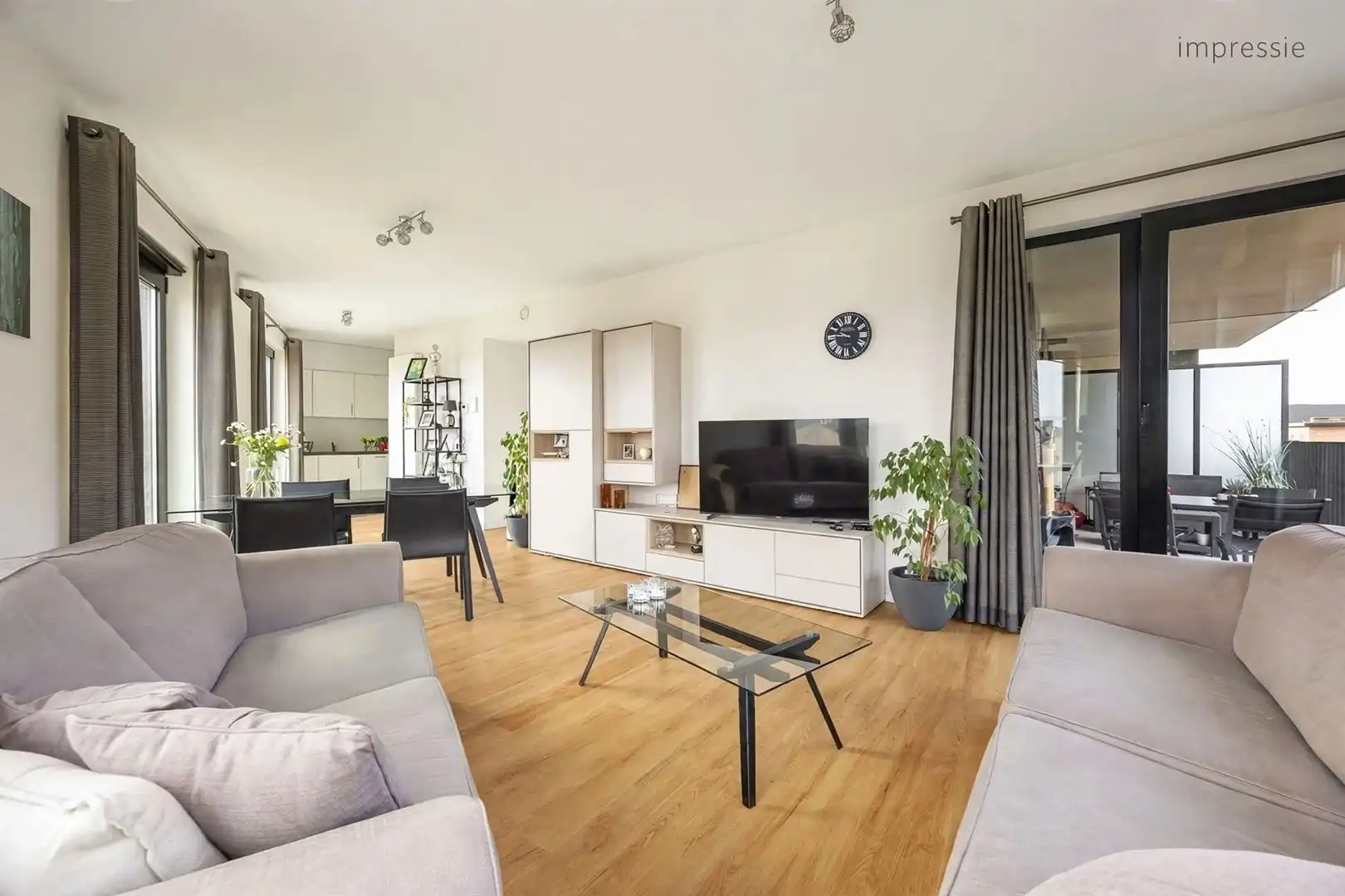 Lichtrijk appartement met groenzicht, parking en groot terras foto 10