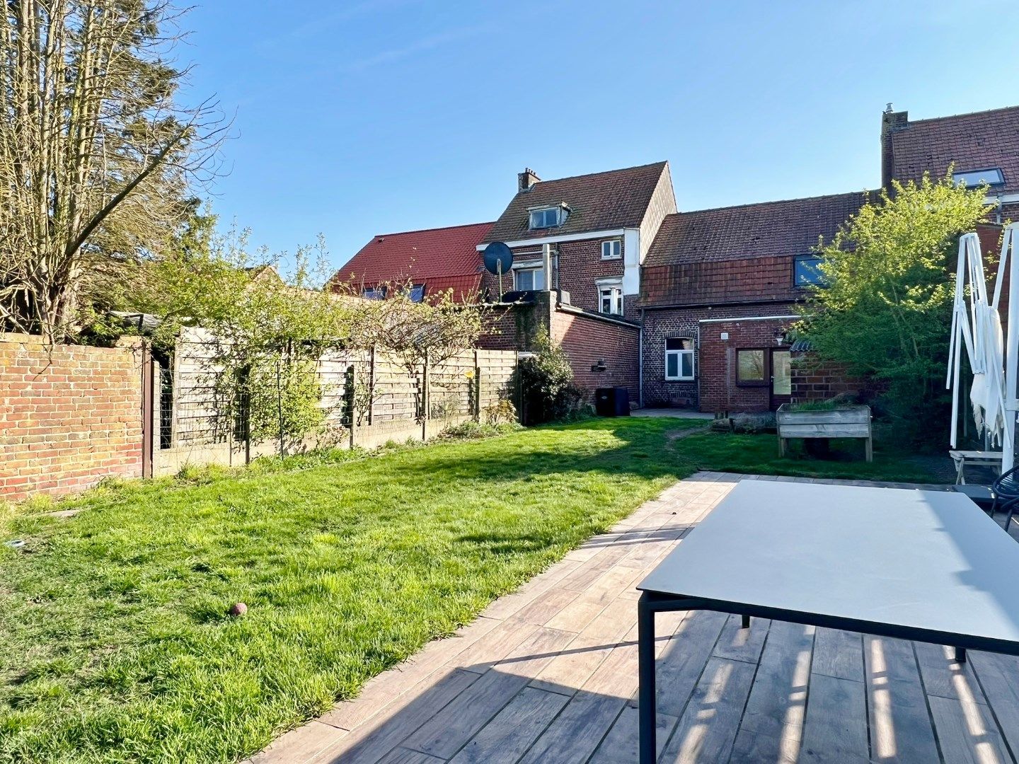 Rijwoning in de dorpskern met garage en zonnige tuin met open zicht over de velden.  foto 19