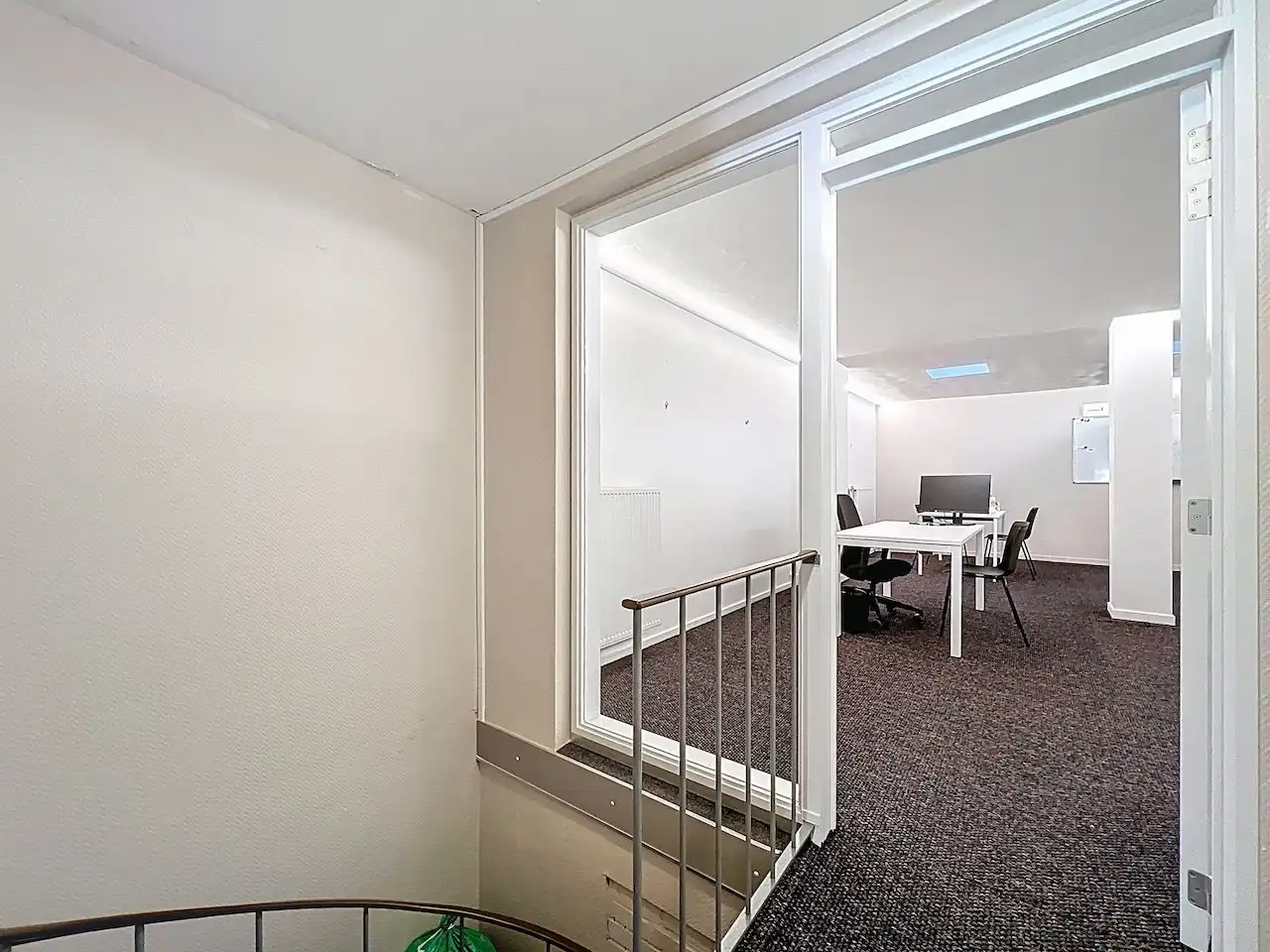 Uiterst commercieel gelegen handelsruimte. Geschikt voor de meeste handel. foto 11