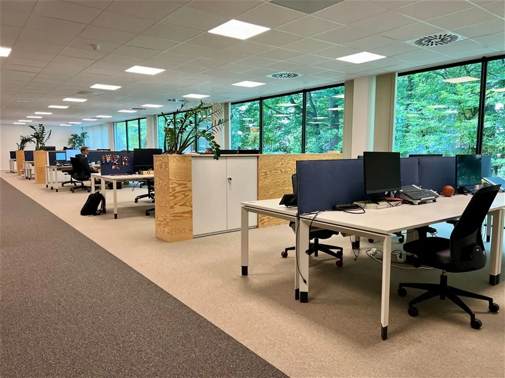 Ingericht kantoor met een overvloed aan natuurlijk lichtinval vlakbij de E40 foto 8