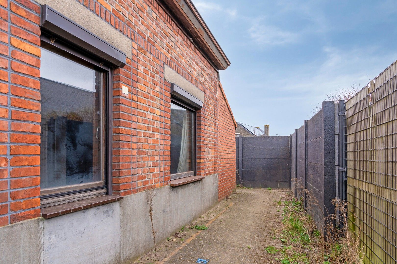 HEEL RUSTIG GELEGEN - TE RENOVEREN - WOONHUIS MET 4 SLPK, TUIN EN TUINBERGING foto 2
