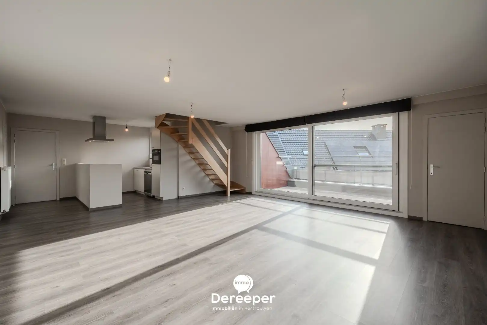 Modern en ruim duplexappartement met 3 slaapkamers in het centrum van Zerkegem foto 3