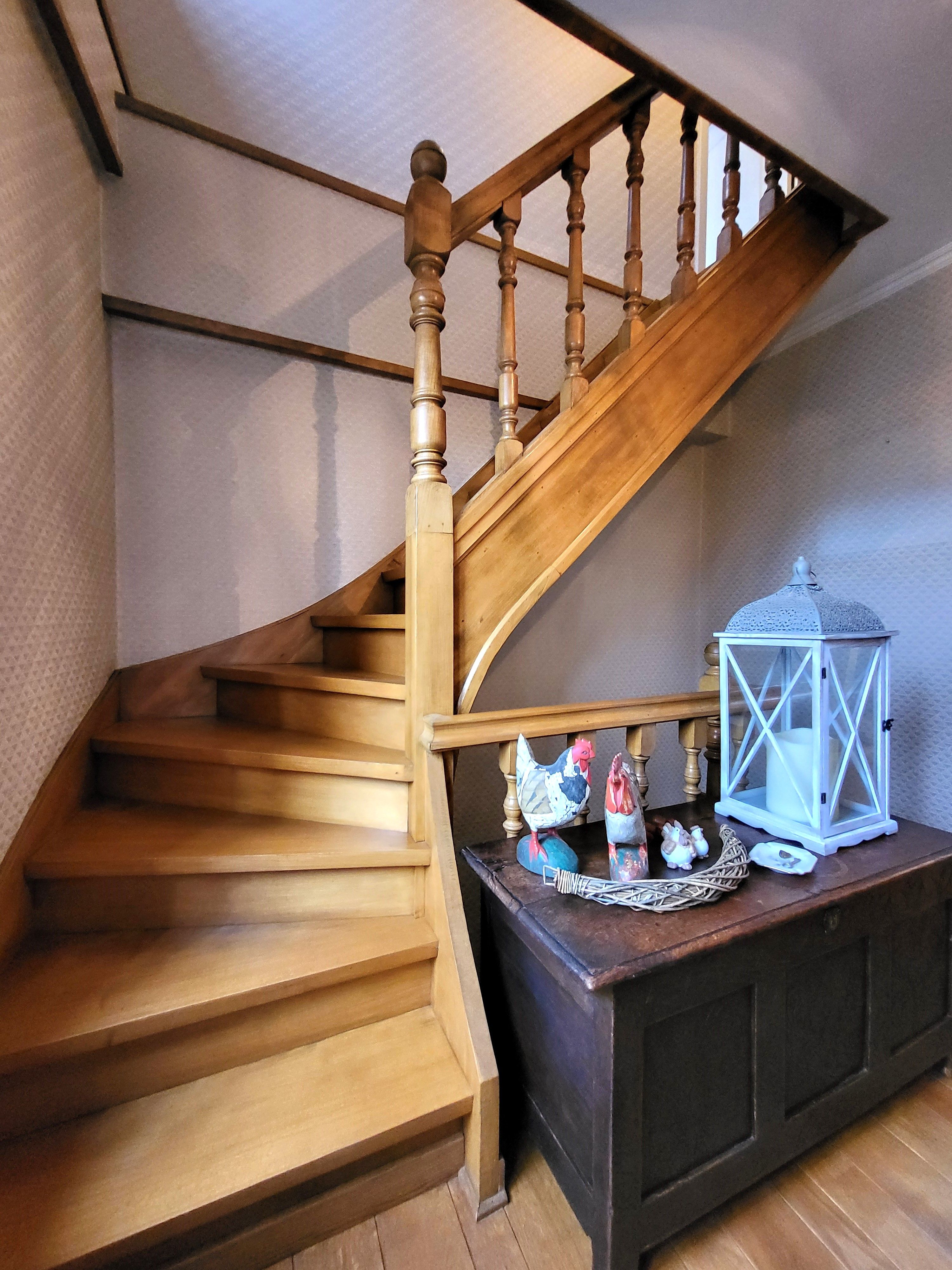 Dit veelzijdige pand met een grondoppervlakte van 240 m² combineert een ruime commerciële gelijkvloerse verdieping met een comfortabel appartement op de eerste verdieping. foto 11