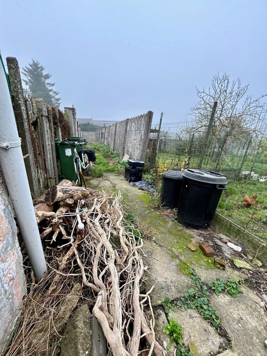 Te renoveren gezinswoning met tuin foto 18