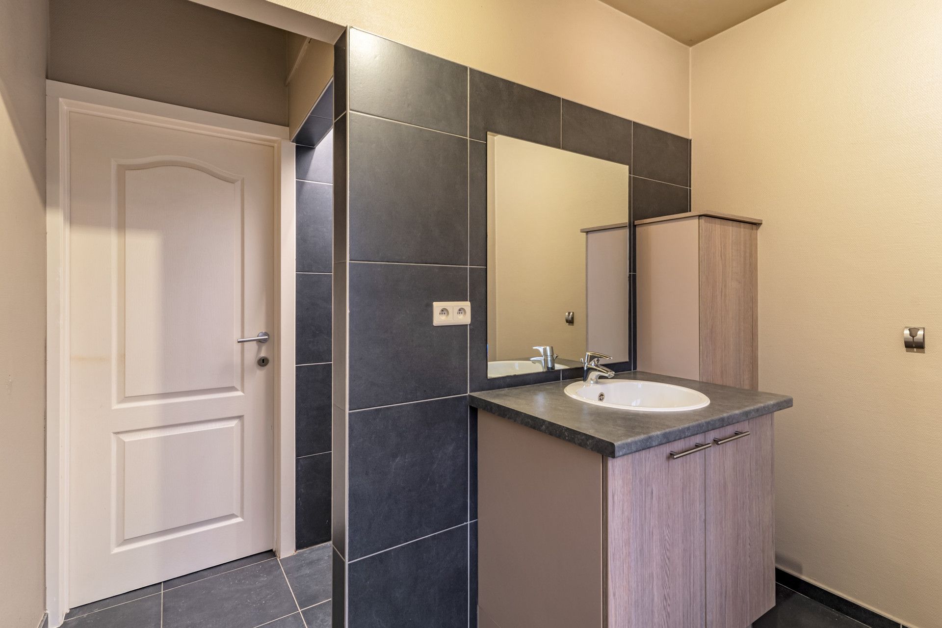 GEBOUW BESTAANDE UIT APP, 3 KANTOORVLOEREN & WERKPLAATS TE BILZEN. foto 10