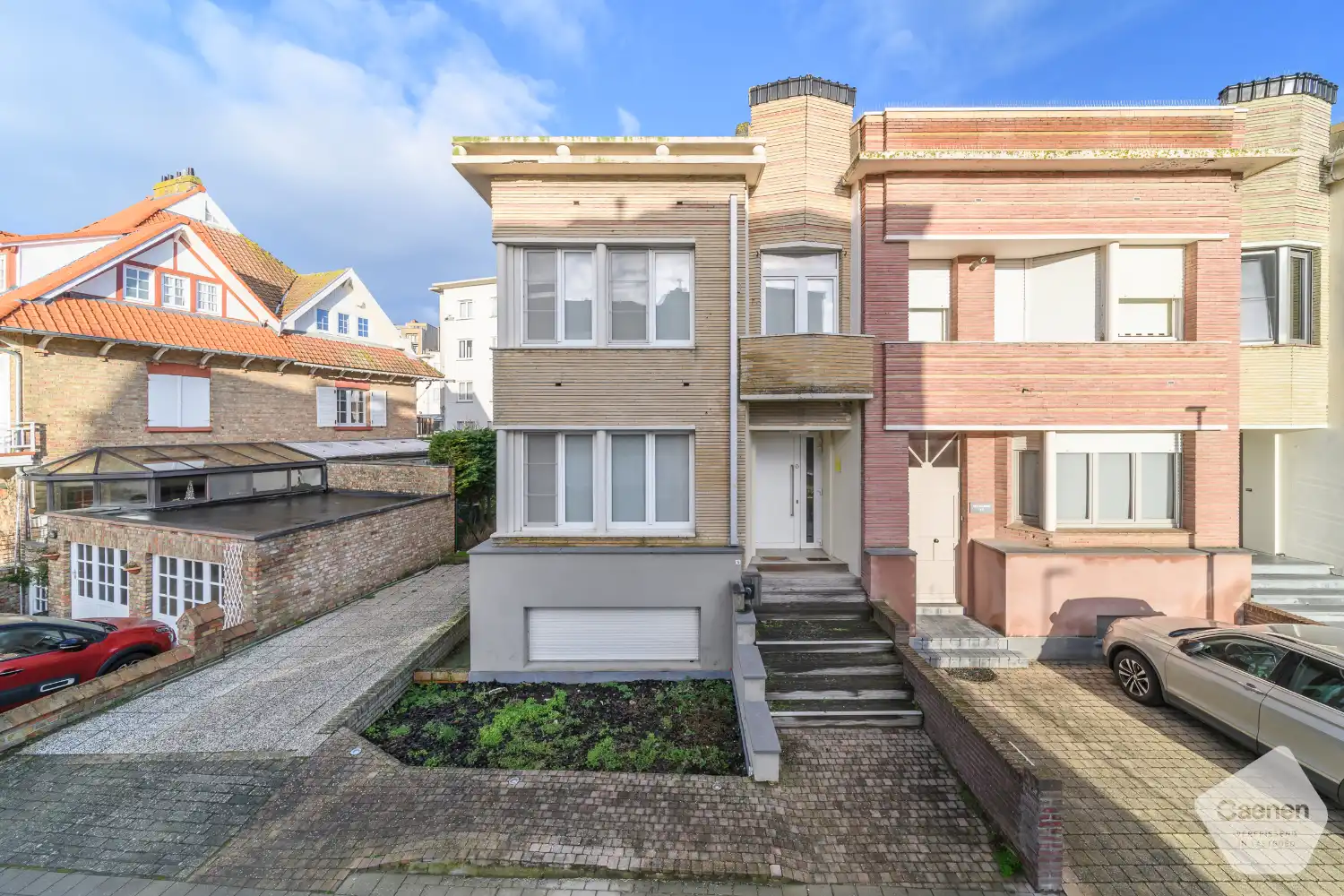 Multifunctionele halfopen woning met uitzonderlijk potentieel op topligging nabij zee en centrum foto {{pictureIndex}}