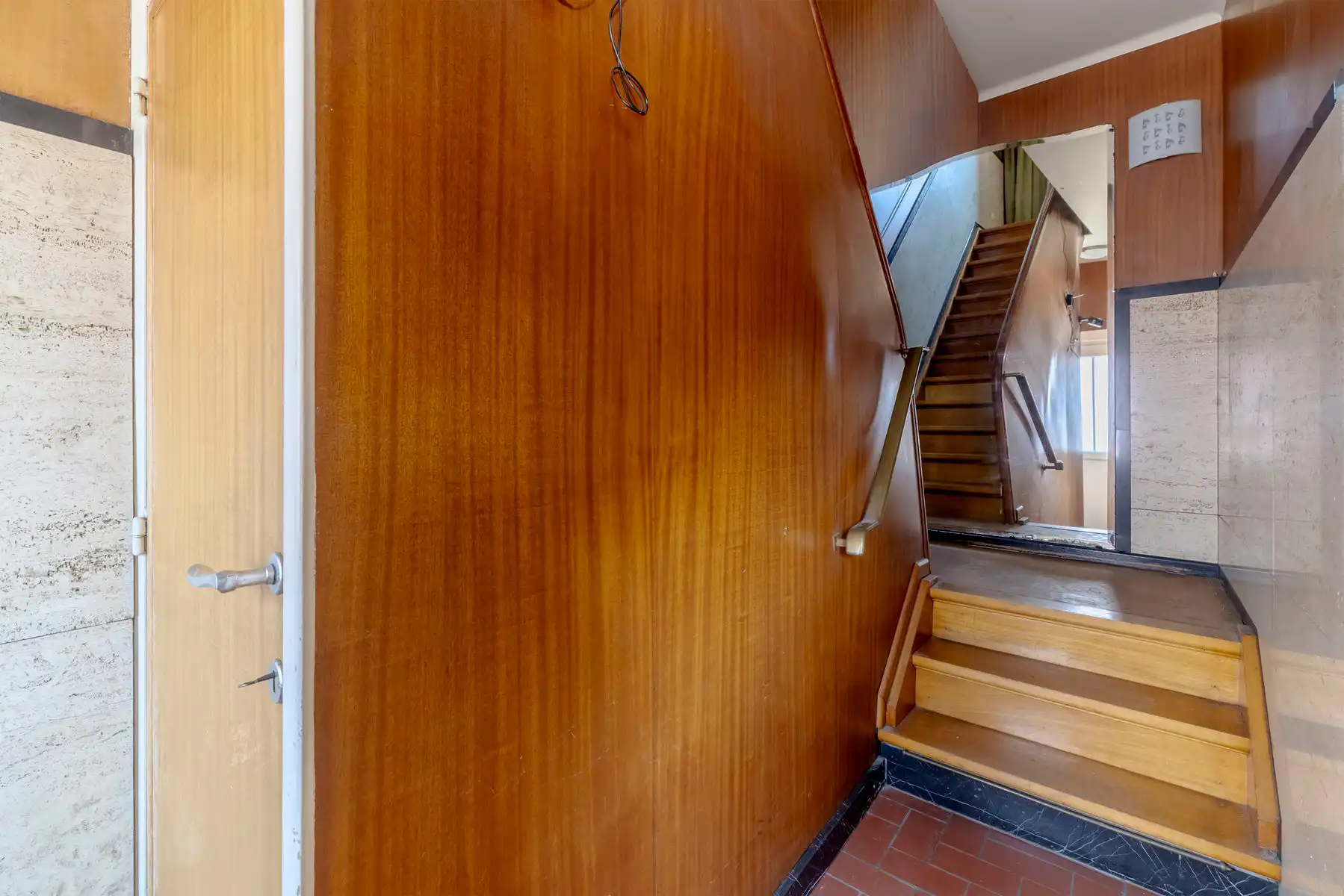 Te renoveren appartement met ruim magazijn/garage foto 8