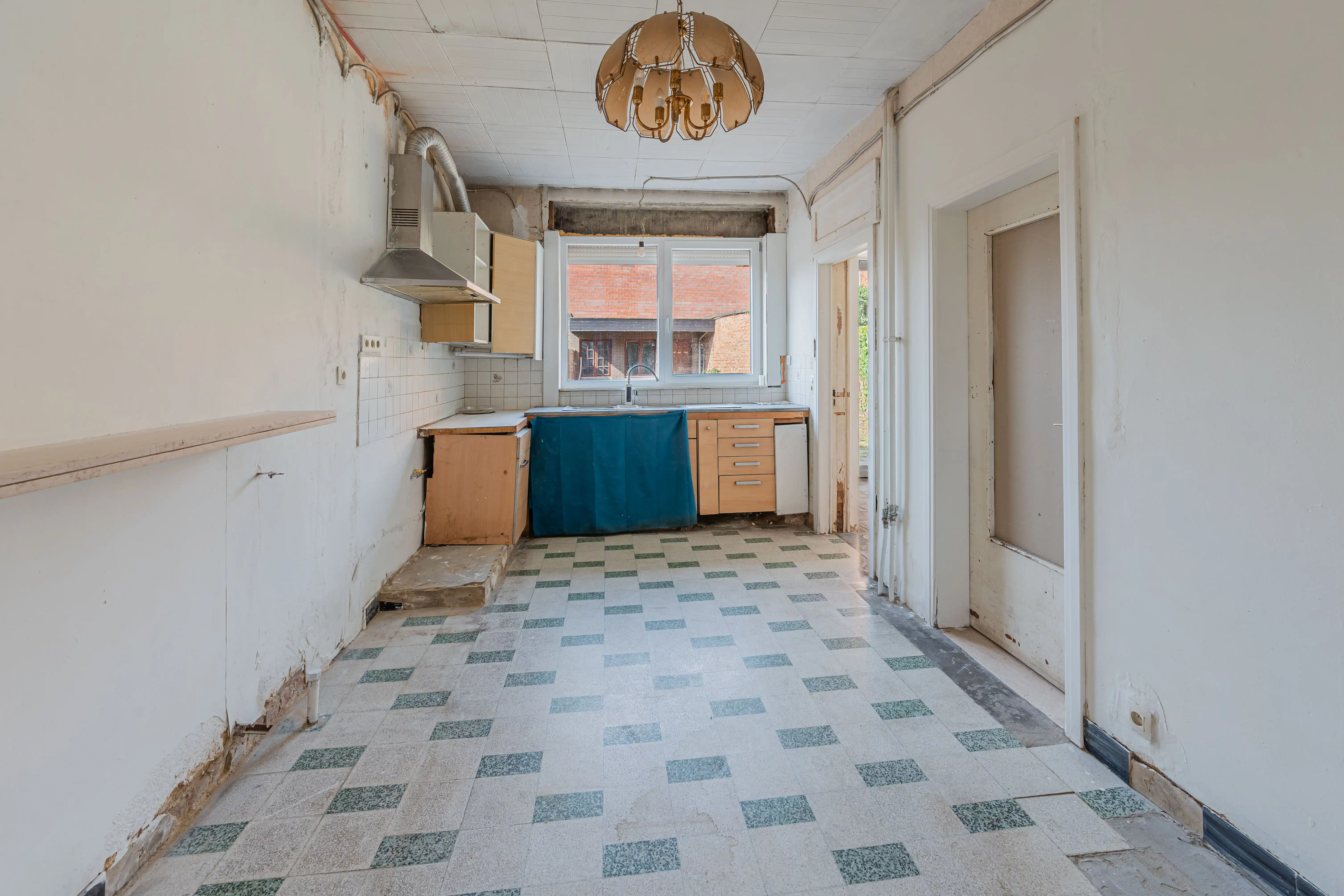 Ruime te renoveren gezinswoning met garage. foto 6