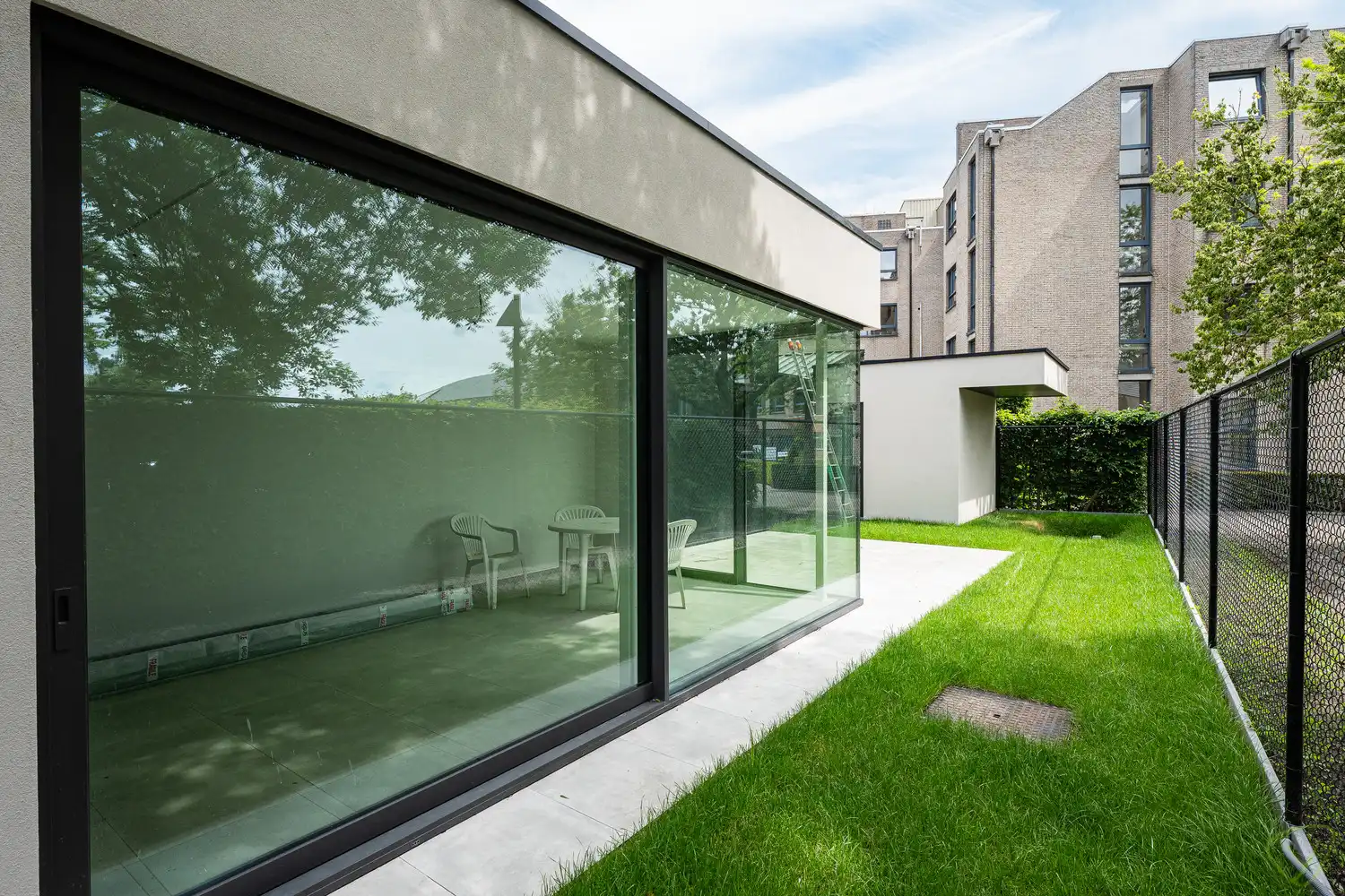 Moderne nieuwbouwwoning met tuin en zonnig terras in groene omgeving foto 2