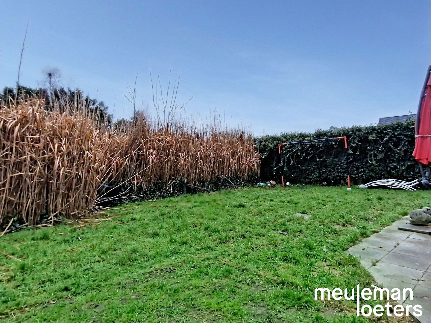 Ruime woning met drie slaapkamers, tuin en garage foto 10