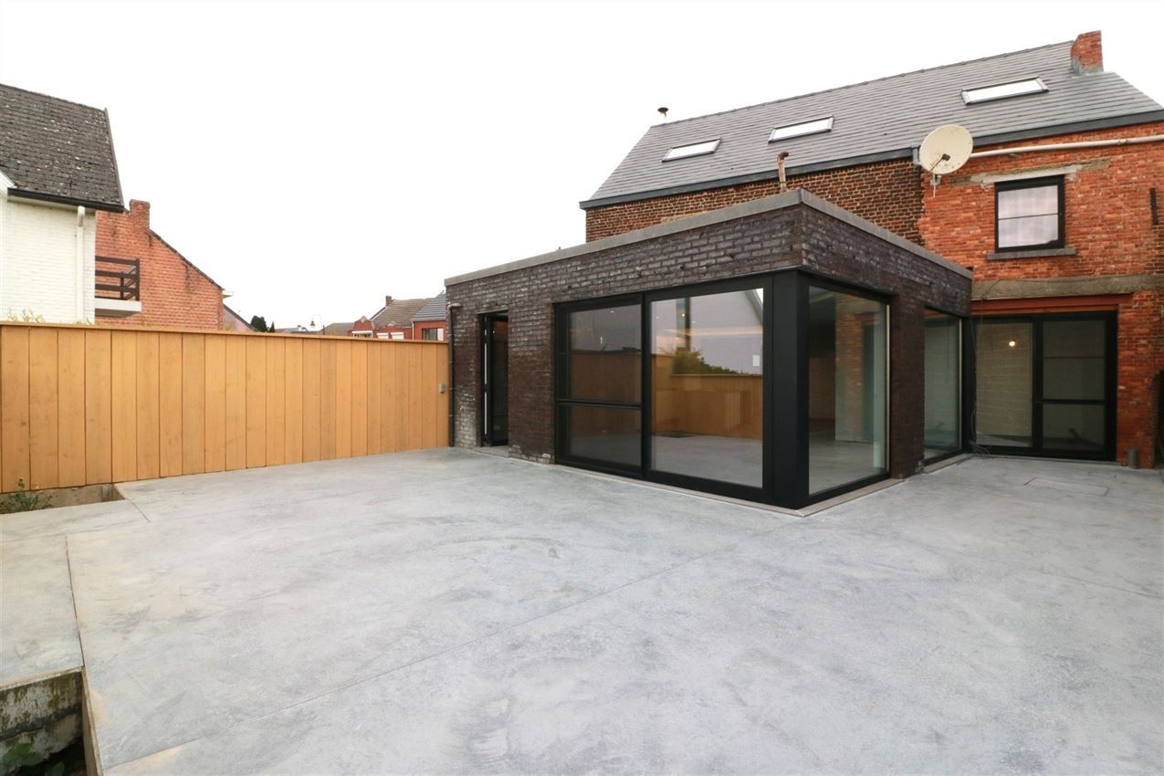 Architecturaal plaatje met 4 slpk., garage en riant terras foto 2
