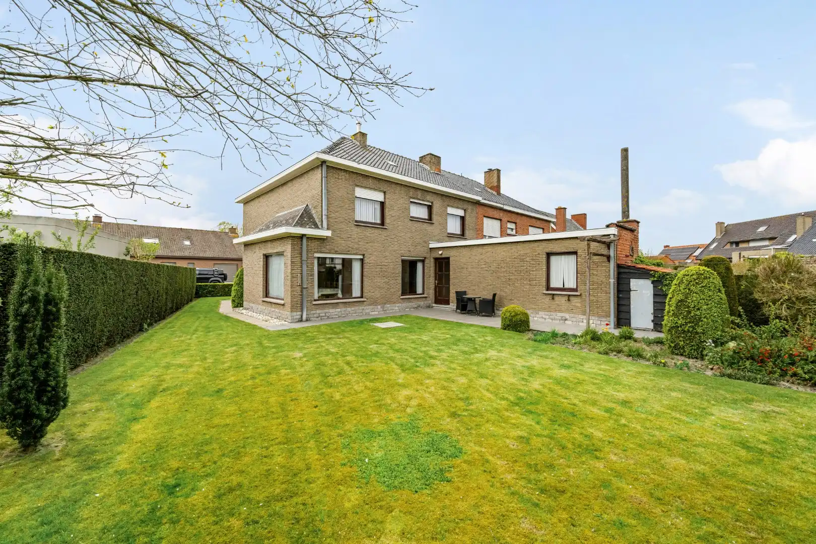 Ruime halfopen woning met 4 slaapkamers, zonnige tuin en garage met oprit in Dadizele foto 4