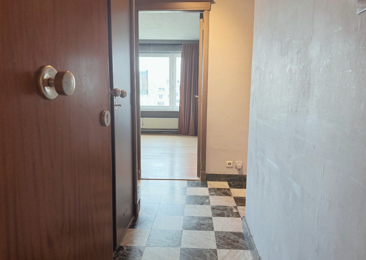 Op te frissen 1-slaapkamer appartement op unieke locatie. te koop. foto 4