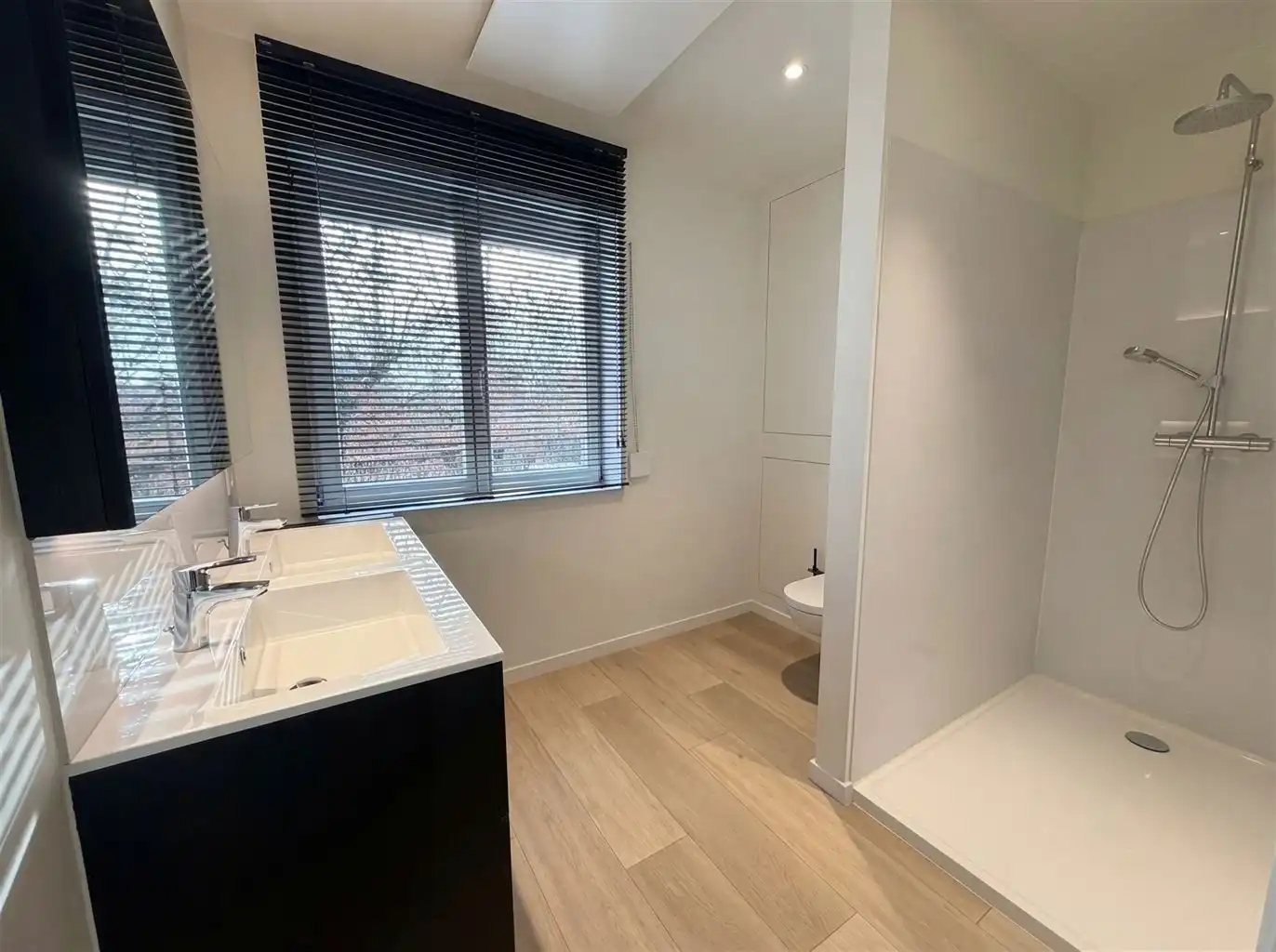 Luxe appartement voorzien van 4 slaapkamers, ruim terras, afgesloten garagebox en 2 autostaanplaatsen gelegen nabij het centrum van Maaseik. foto 13