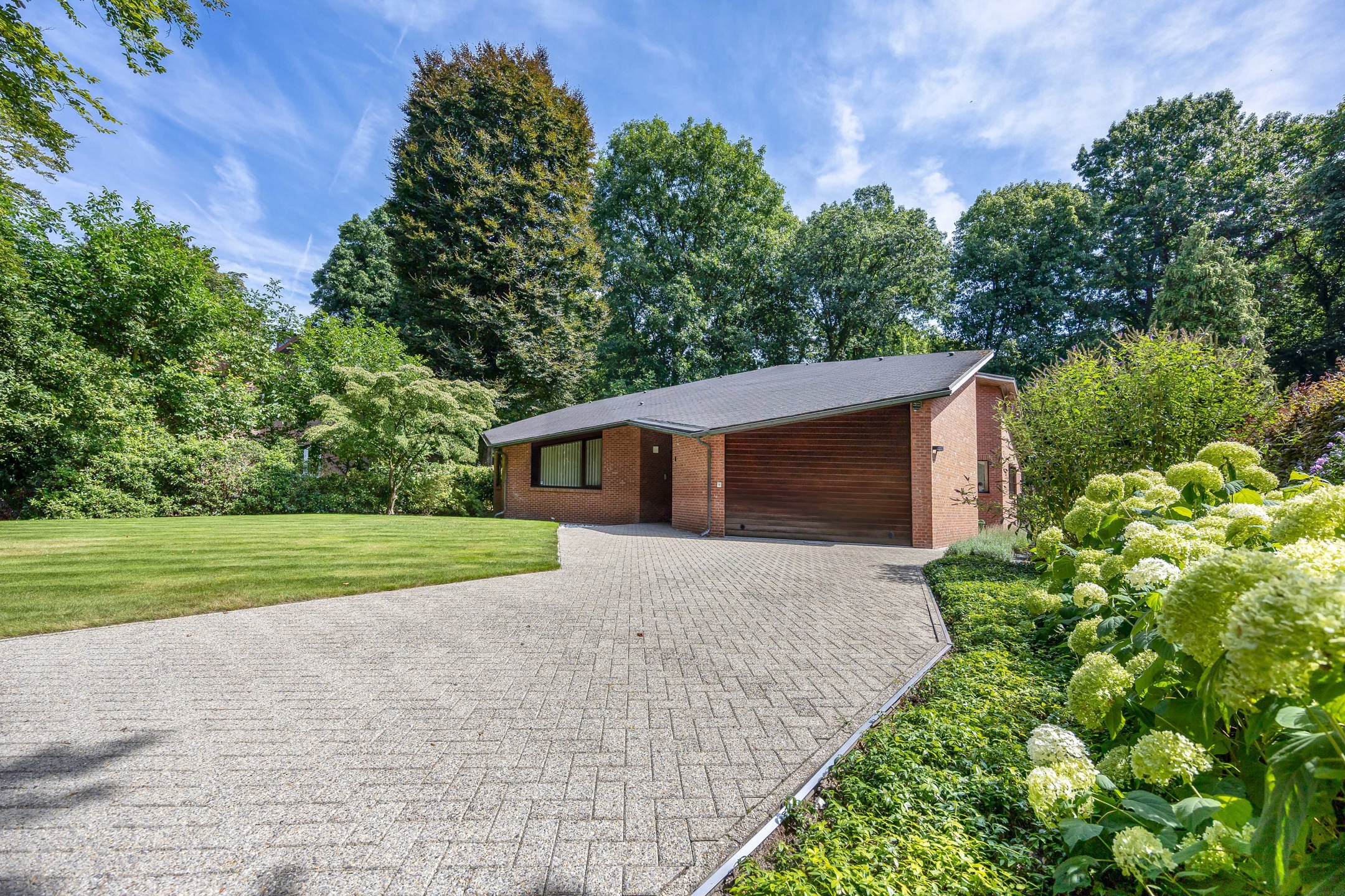 Architecten laagbouwwoning in groene, idyllische omgeving foto 2