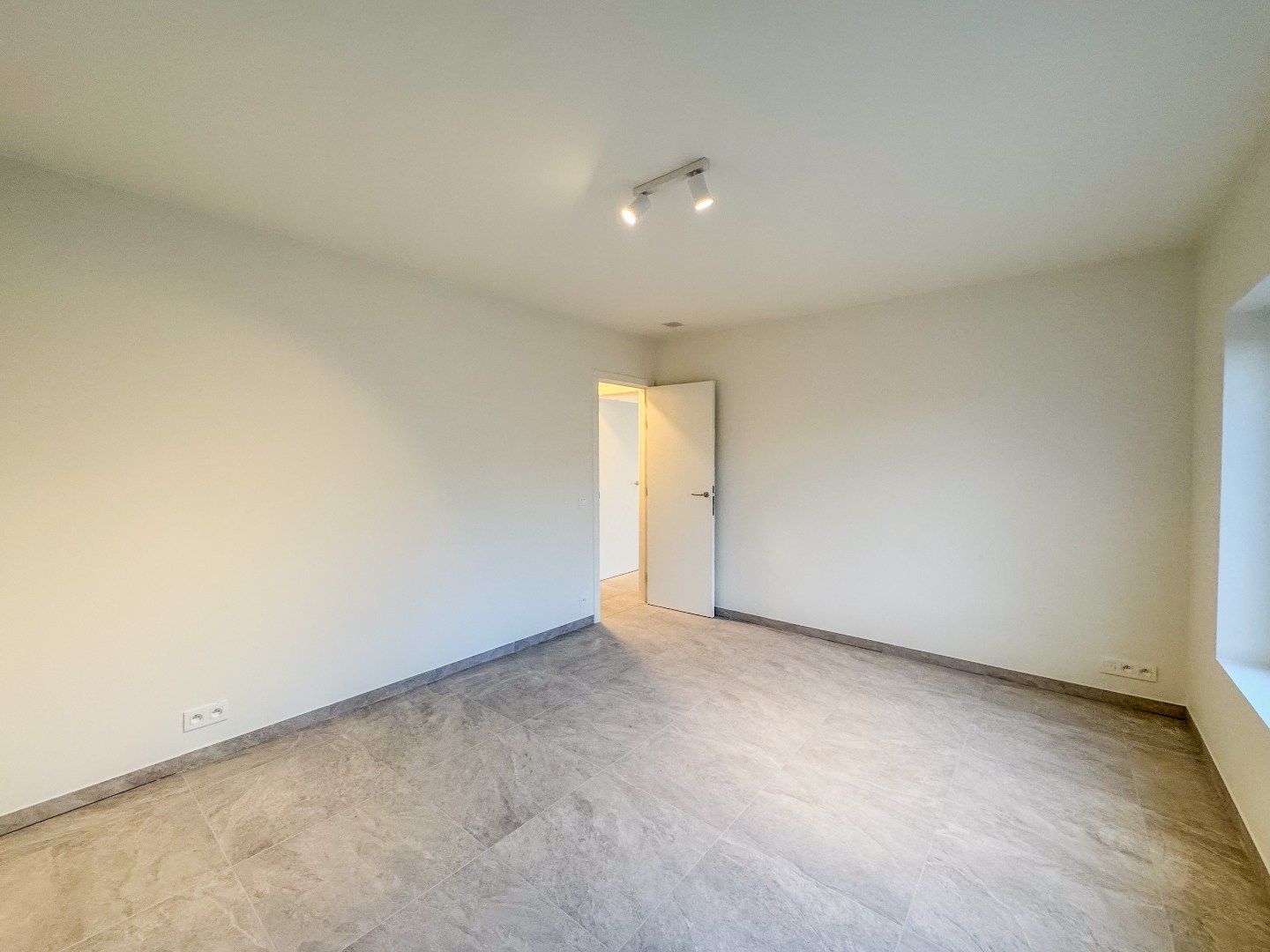 Gerenoveerde bel-etagewoning met 3 slaapkamers, garage en terras. foto 8