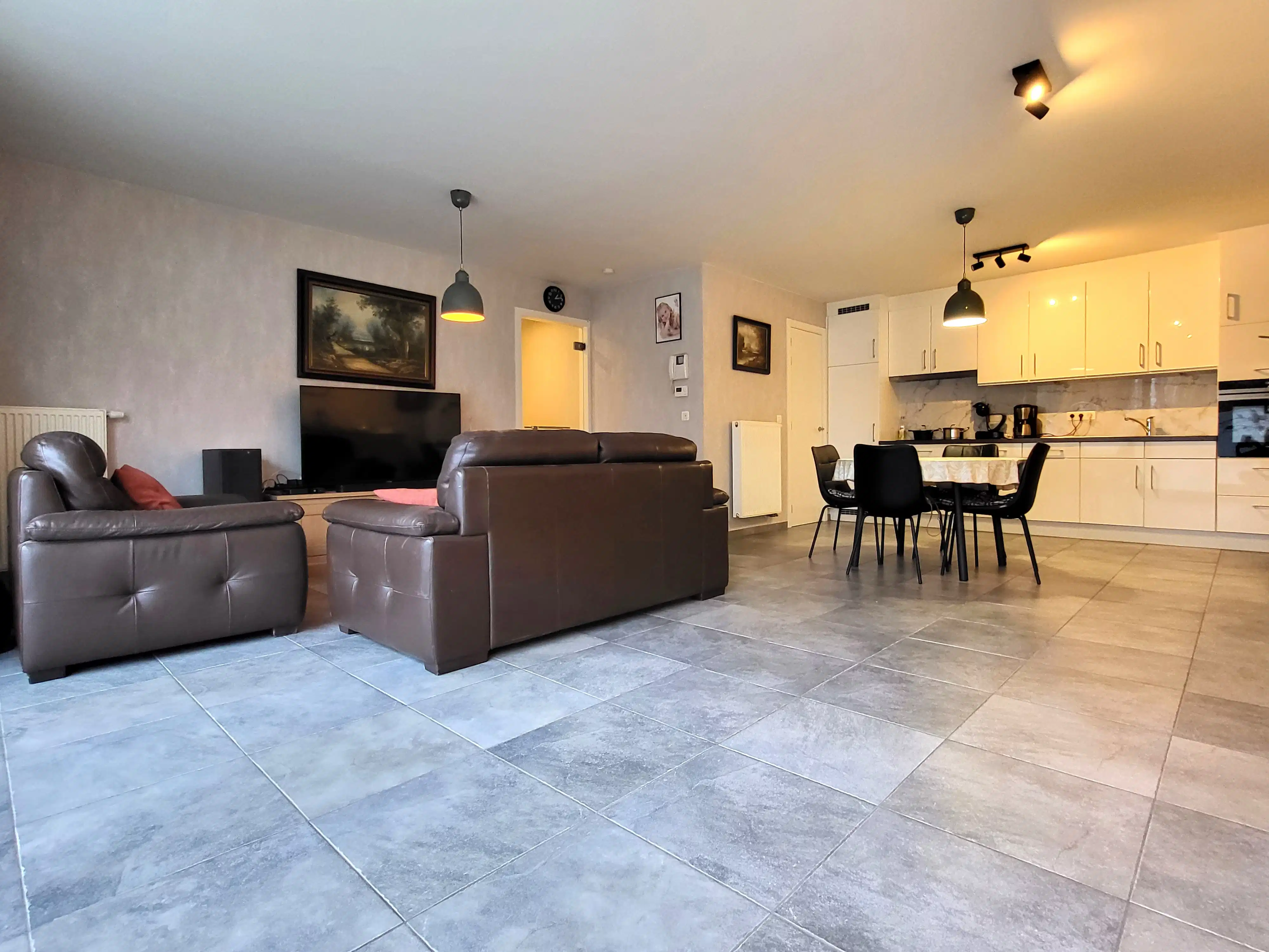 Dit aangename gelijkvloers appartement van bouwjaar 2010 is rustig gelegen in het dorp en biedt comfortabel wonen zonder gemeenschappelijke kosten.  foto 9