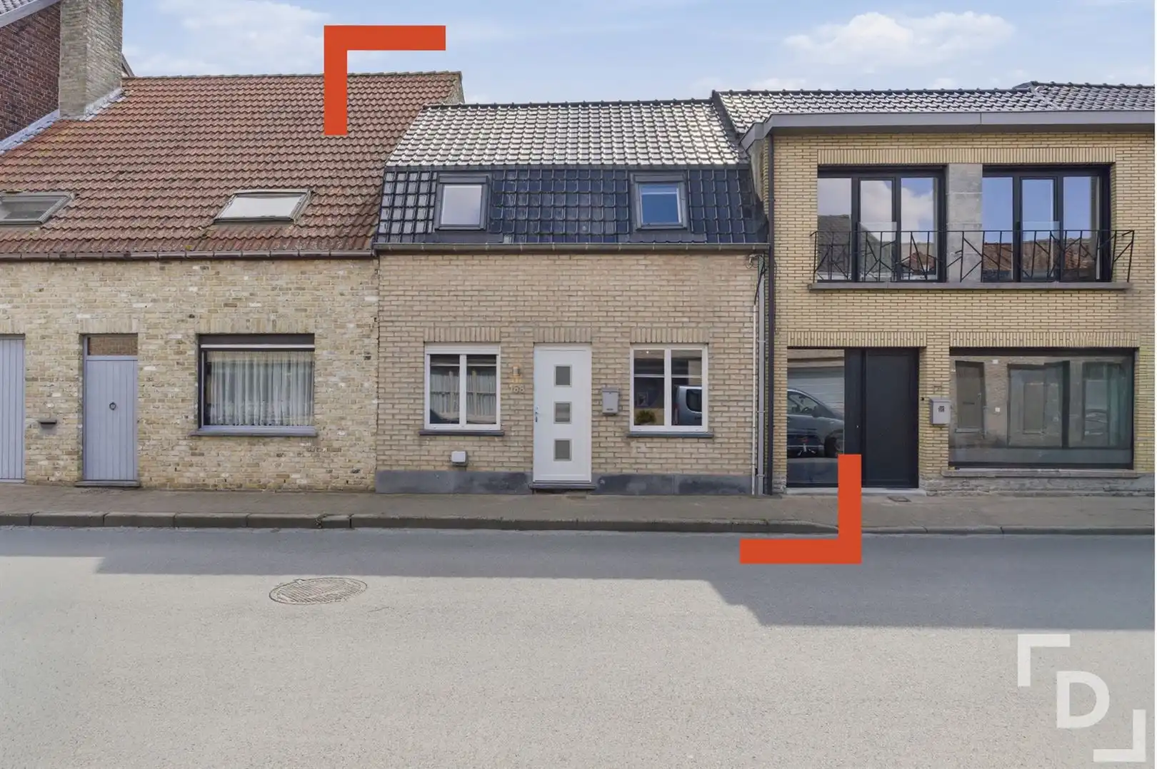 Hoofdfoto van de publicatie: Stadswoning met 2 slaapkamers en koer te koop in het centrum van Poperinge