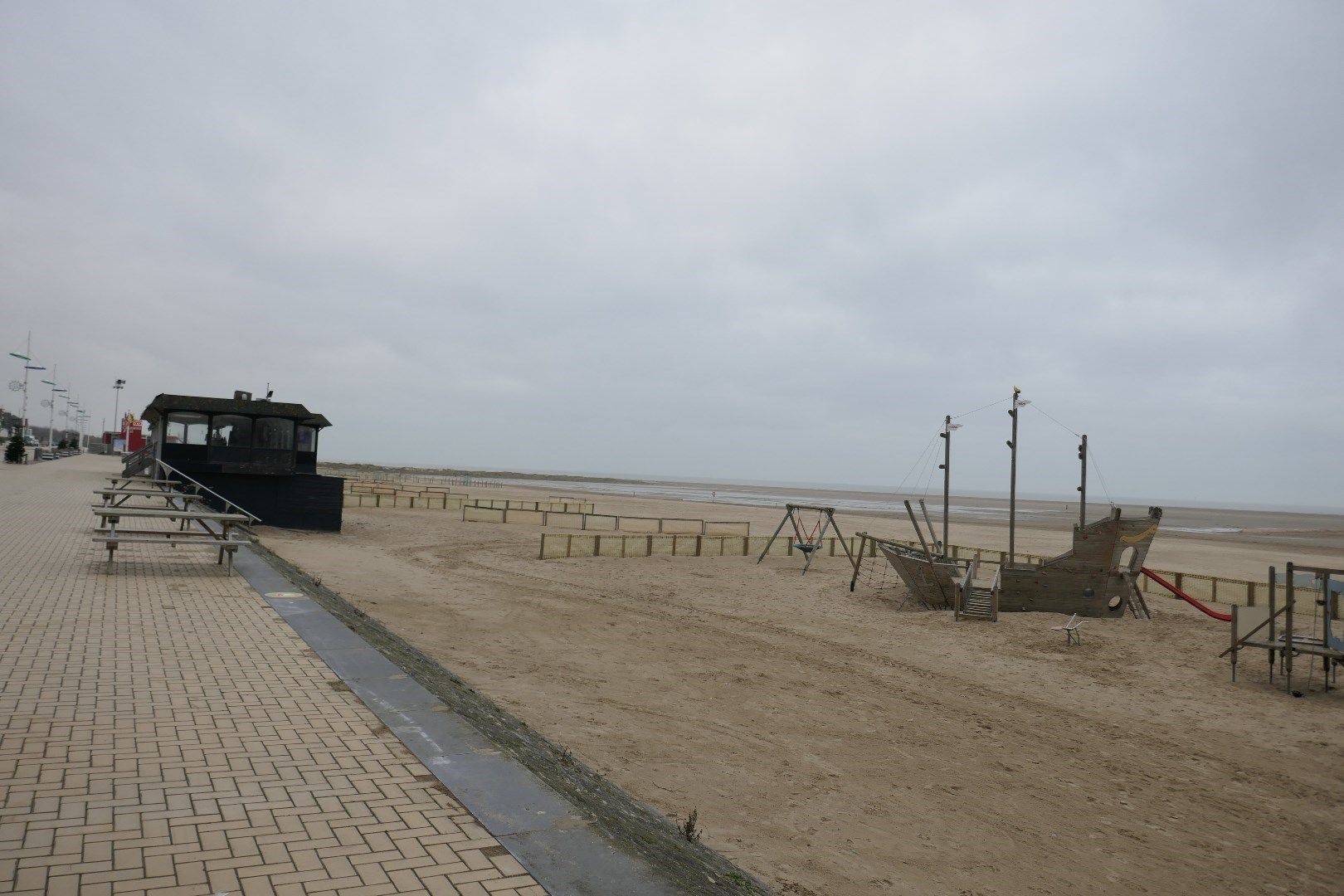 Goed gelegen appartement met staanplaats, berging en open zichten, net om de hoek van de zeedijk te Zeebrugge. foto 12