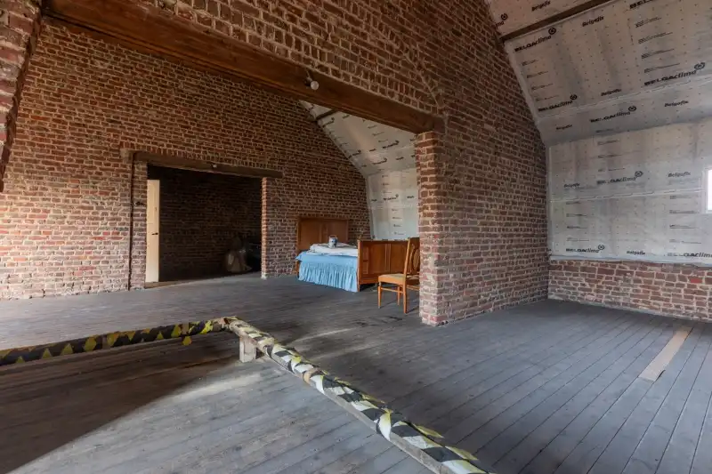 Prachtige, te renoveren, authentieke burgerwoning  met 5 slaapkamers, tuin en ruime garage. foto 24