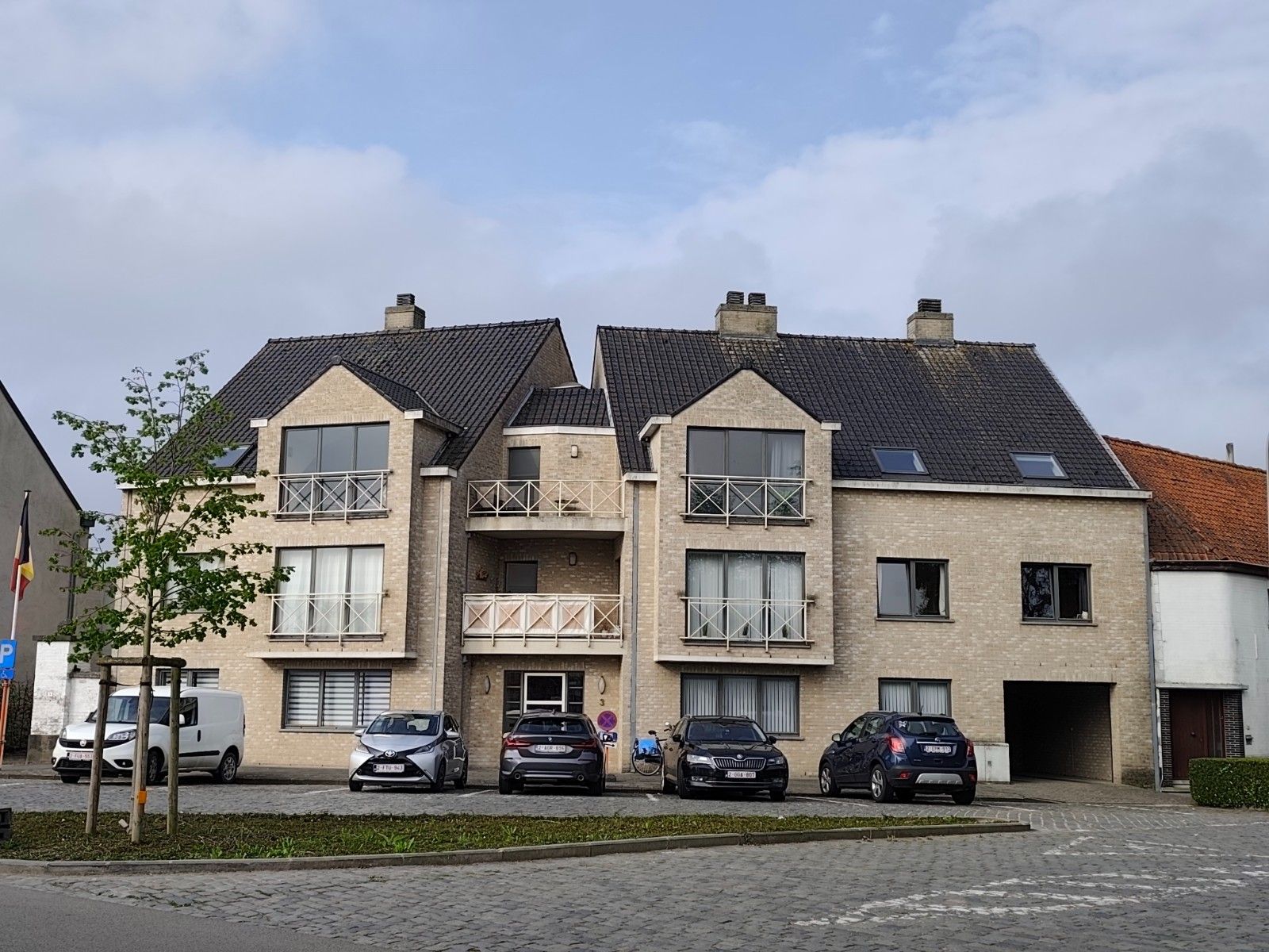 Lichtrijk 1-slaapkamerappartement in het centrum van Petegem foto {{pictureIndex}}