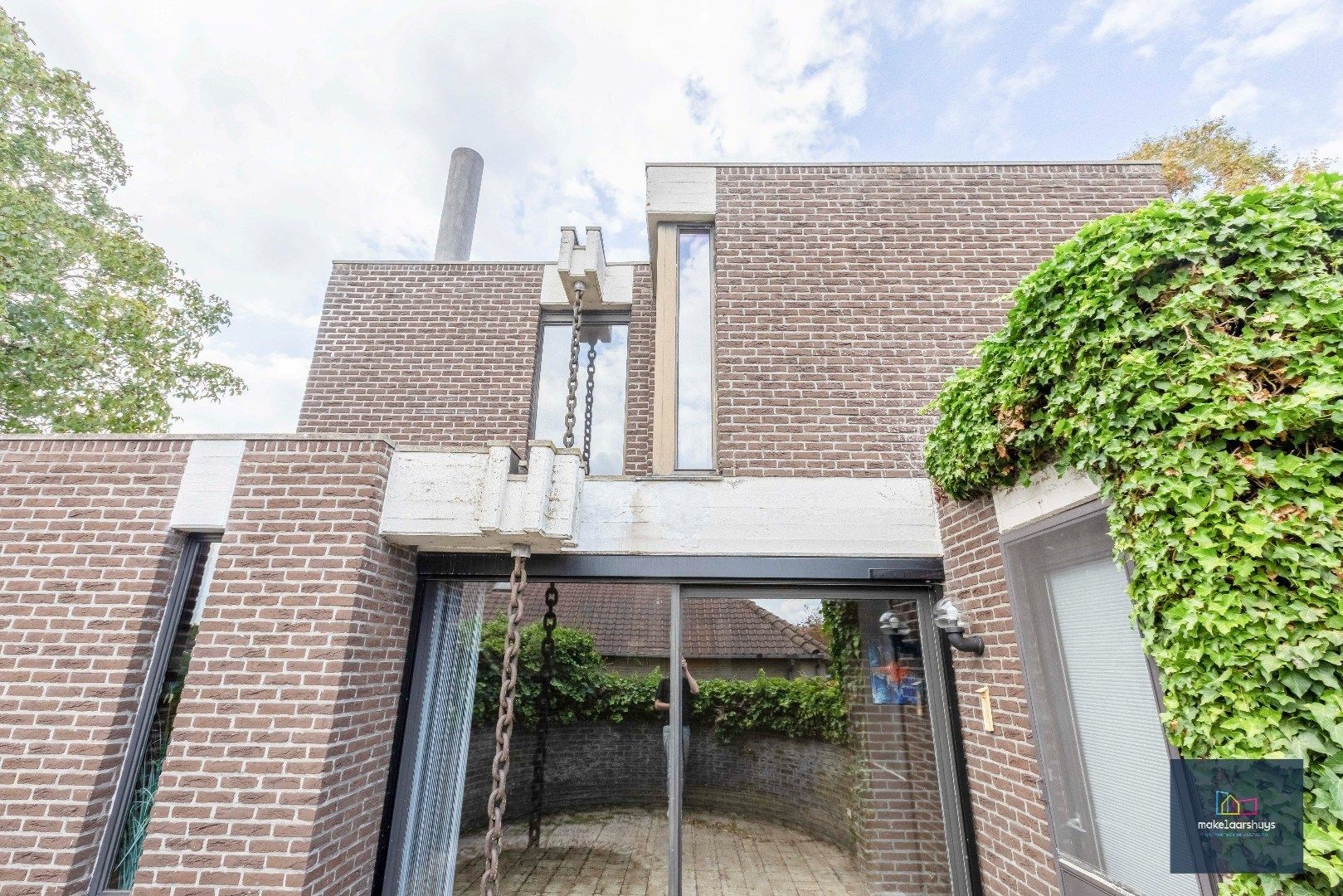 Architecturale woning op een rustige ligging foto 27