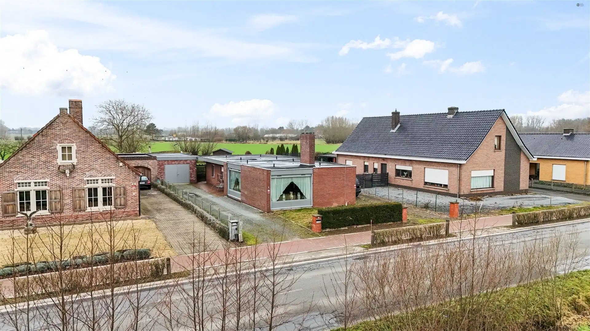 Te renoveren bungalow op een ruim stuk grond foto 3