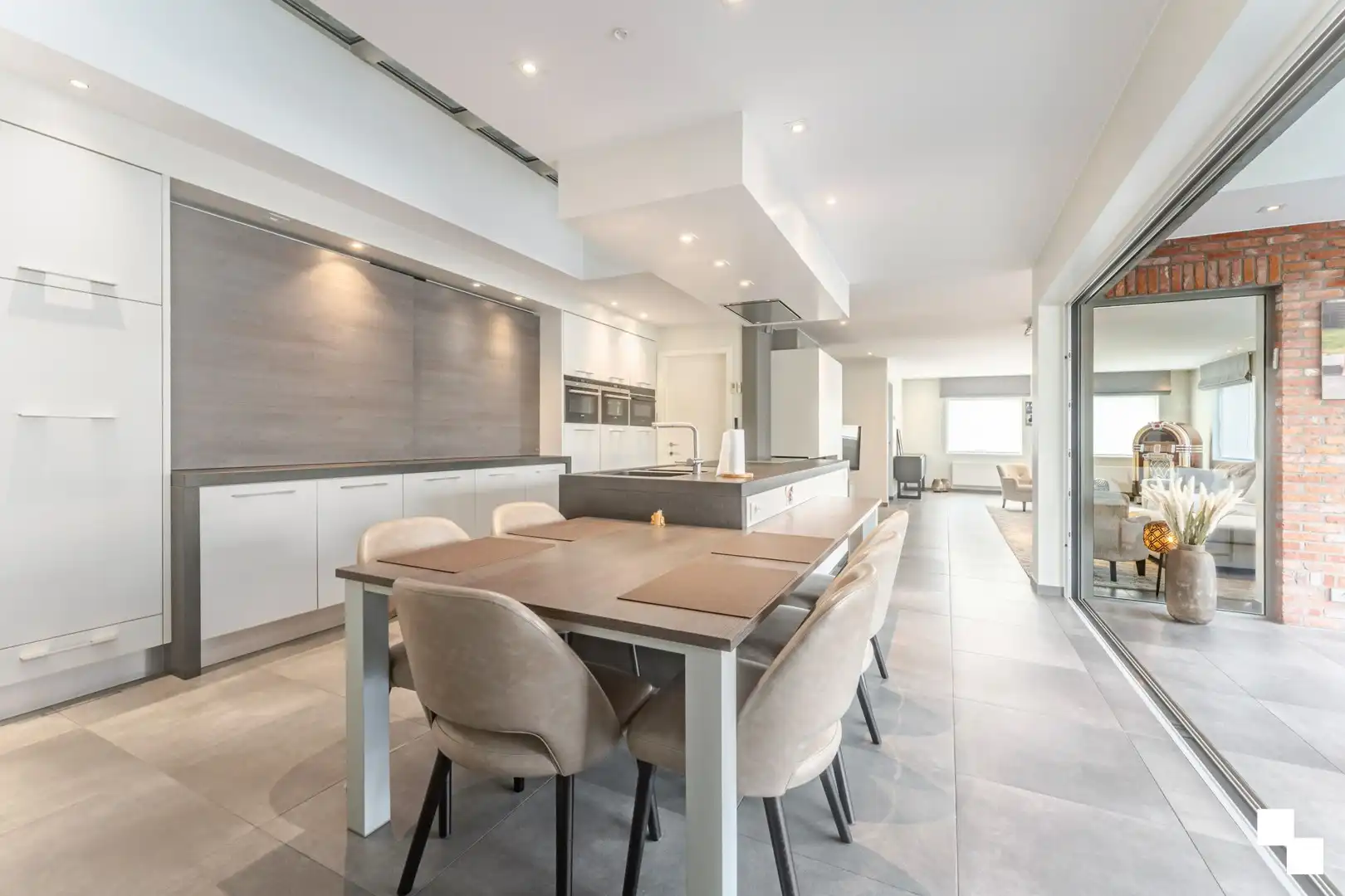 Veelzijdige eigendom met recente woning en heel wat opslagmogelijkheden te Lendelede foto 9
