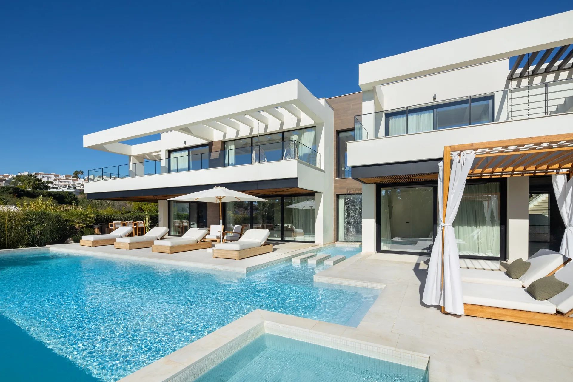 Ultieme elegantie en modern luxe: ontdek deze exclusieve villa. Een waar meesterwerk! foto {{pictureIndex}}