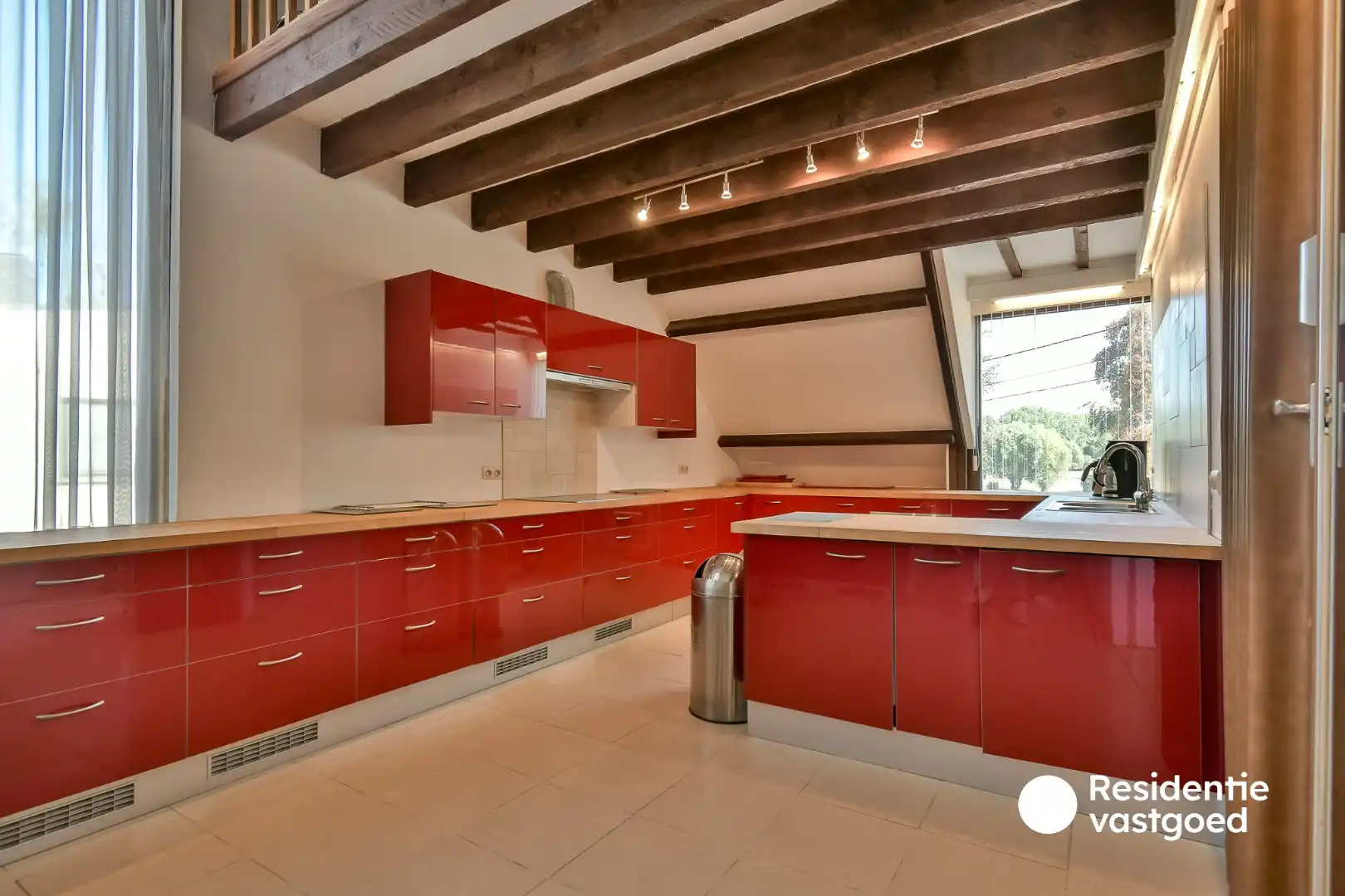 Verrassend ruime woning met unieke indeling en veel potentieel in Torhout! foto 14