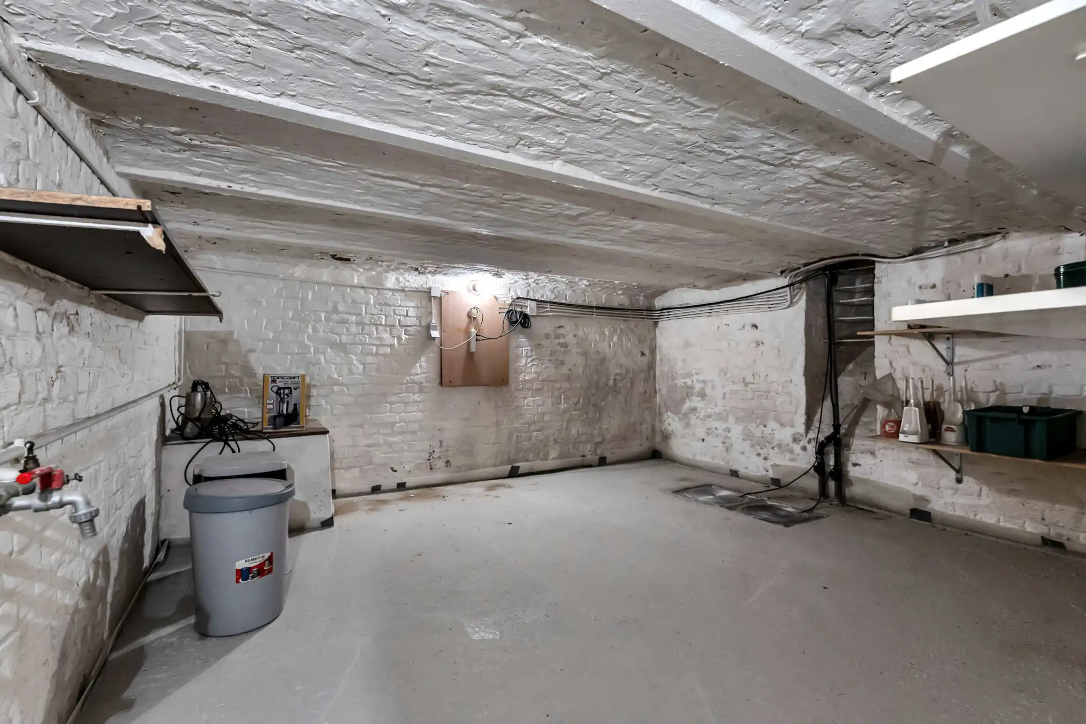 Ruime te renoveren woning met garage en veel potentieel foto 27