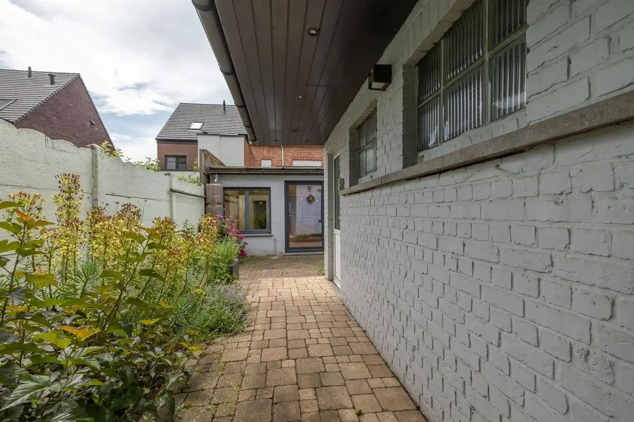 Vier slaapkamers. Twee staanplaatsen. En achteraan een verrassende buitenplek met zuiderse patio-sfeer foto 43